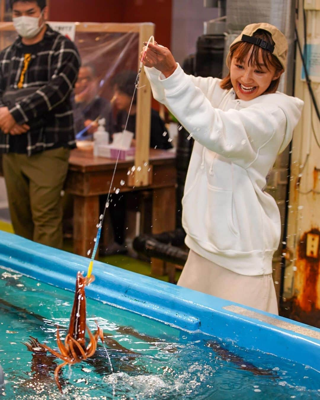 近藤あやさんのインスタグラム写真 - (近藤あやInstagram)「⠀ 北陸に、育てられた4年間。 北海道のイカも、一瞬で釣れるようになりました🦑  もうすぐ番組は、5年目です☺️☺️  #北海道 #hokkaido #函館 #hakodate #バンライフ #vanlife #イカ #イカ釣り #釣りガール」10月13日 16時54分 - doraemontoaya