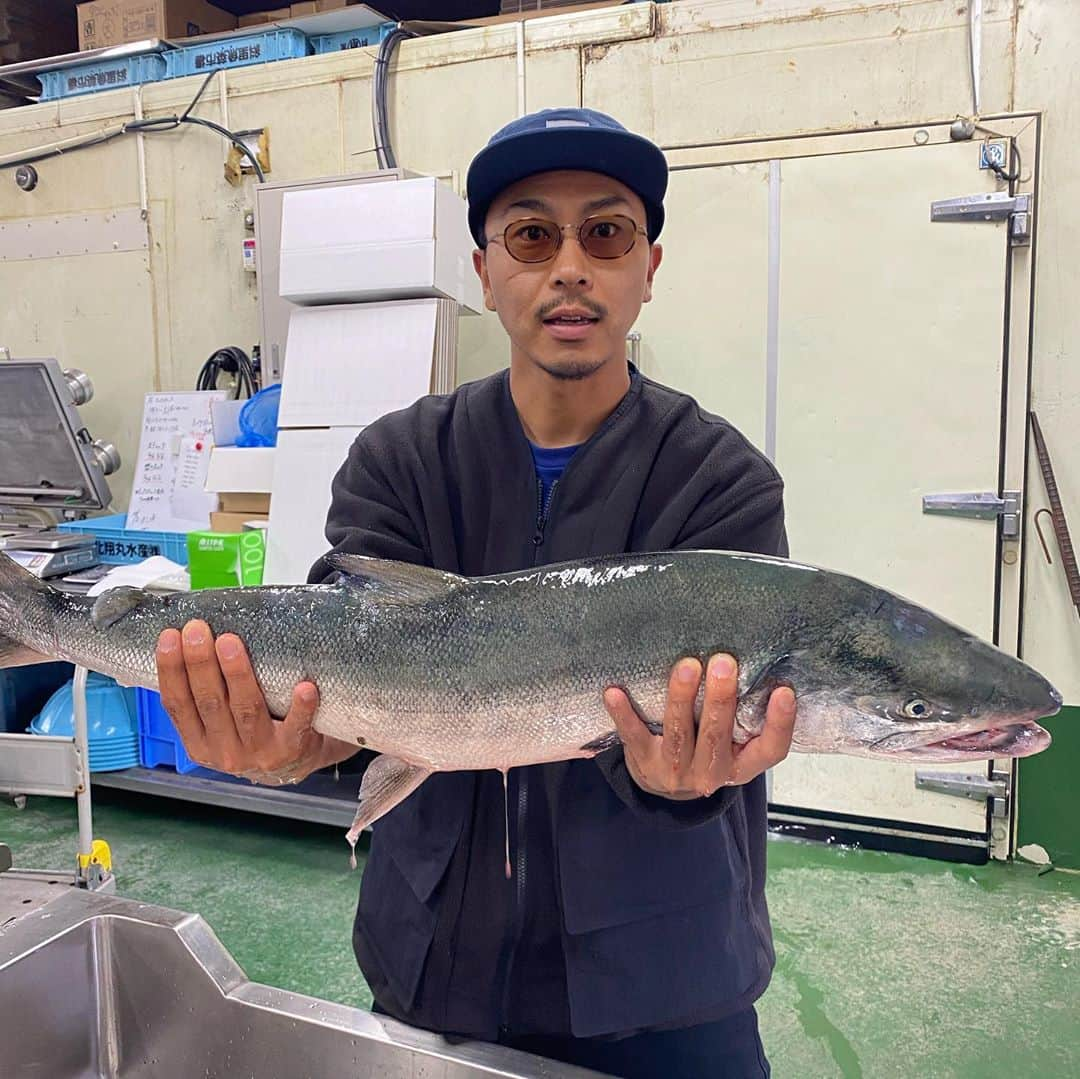 田我流のインスタグラム：「俺の北海道の秋アジ釣りのお師匠、マスター関根さん　@seibig110 の導きで今日もまたシャケ釣りに。コンディションの良いギンギラな奴らを仕留めれた！！関根さん感謝しかありません🙇🏻🙇🏻　そしてウトロに移動して釣った魚を漁師の　@mad_vision55 さんに捌いて処理して頂けました。感謝しかない1日でした。旅は最高だー。 #釣りロマン#FREEMAN'SWORLDTOUR#旅は道連れ世は情け#マイペース」