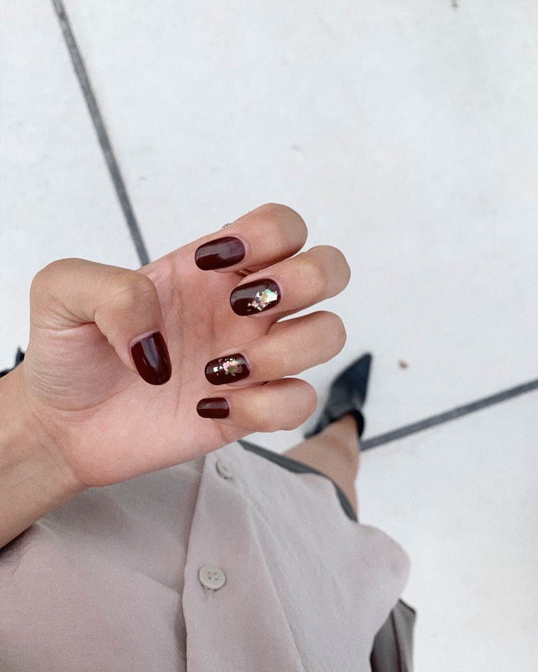 のインスタグラム：「秋色ネイル💅 色々やったけど ボルドーワンカラーが落ち着く😳 デザインも可愛くて お気に入り❤️ * * #秋ネイル #ネイルデザイン #ワンカラー #ボルドー#シンプルネイル」