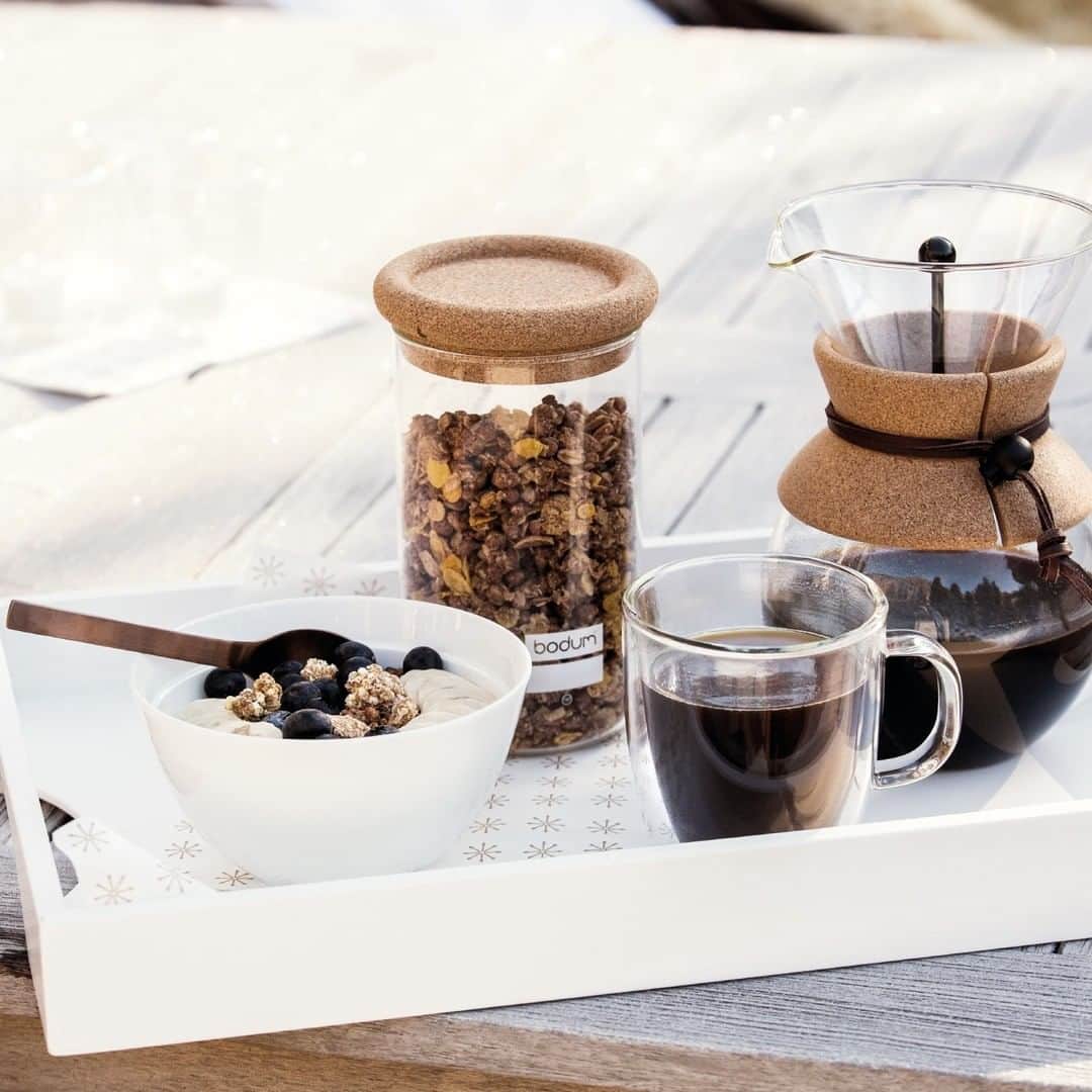 UCC上島珈琲さんのインスタグラム写真 - (UCC上島珈琲Instagram)「. ＼コーヒー器具「ボダム POUR OVER 」のご紹介✨／  コーヒー豆本来の味が最大限に引き出せるドリップコーヒーメーカー「ボダム POUR OVER 」(@bodumjapan)をご紹介します☕  プアオーバーは、最もコーヒー豆の成分を抽出するのに適した92℃～96℃のお湯の温度を目安に、ゆっくりと豆の膨らみを確かめるようにお湯を注ぐことで、コーヒー豆の旨みや香り、おいしさに必要な豆の油分を余すことなく抽出します😊  コーヒー豆本来の味が最大限に引き出された豊かな味わいのコーヒーをお楽しみください💖  詳しくは「ボダム POUR OVER 」で検索してね🎵  #bodum #ボダム #ドリップコーヒーメーカー #ドリッパー #コーヒーオイル #pourover #コーヒー器具 #ハンドドリップ #handdrip #おしゃれ #お気に入りアイテム #こだわりのコーヒー #こだわり #家淹れコーヒー #コーヒー #コーヒーブレイク #コーヒータイム #コーヒーのある暮らし #コーヒー好きな人と繋がりたい #コーヒー大好き #コーヒー豆 #コーヒー部 #coffee #coffeetime #coffeelover #coffeegram #coffeestyle #ucc #ucc上島珈琲 #uccコーヒー」10月13日 17時00分 - uccueshimacoffee