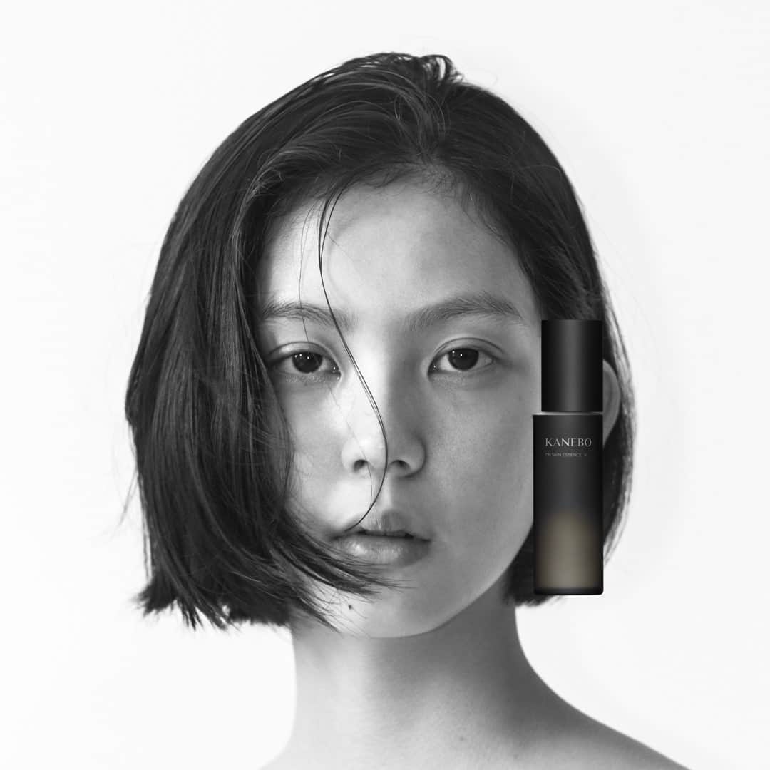 のインスタグラム：「.  I HOPE. - ヒントは、人類。 -  乾燥環境の厳しい変化に対応してきた、人類の角層。 オン スキン エッセンス Vは、肌のうるおいを保つそのバリア機能の働きにヒントを得た「ヴェールオンスキン処方」を採用。 肌の上に層構造のヴェールを纏うことで乾燥といった外的環境から守り、あなた自身の角層までうるおいの充実感を与えます。  KANEBOが提案するのは美しさを高める新しいスキンケア「ON. ＆ IN.」。 肌印象などに大きな役割を担う「角層」の働きにヒントを得た化粧液、カネボウ オン スキン エッセンス V/Fに、赤ちゃんの未熟な肌を包む「胎脂」に着想を得たカネボウ クリーム イン デイ ＆ ナイト。  これまでのスキンケアステップを変える2ステップのケアで、自らを決めるものにとらわれず、一人ひとりの美しさをより引き出します。  #KANEBO #IHOPEKANEBO #カネボウ #ヒントは人類 #肌のうるおいを保つ #バリア機能の働きに着想 #新スキンケア #スキンケア #スキンケア用品 #スキンケアマニア #美肌 #美肌ケア #美肌作り #美肌づくり #肌ケア #角層ケア #化粧液 #クリーム #デイクリーム #ナイトクリーム #美容 #化粧品 #skincare #beauty」