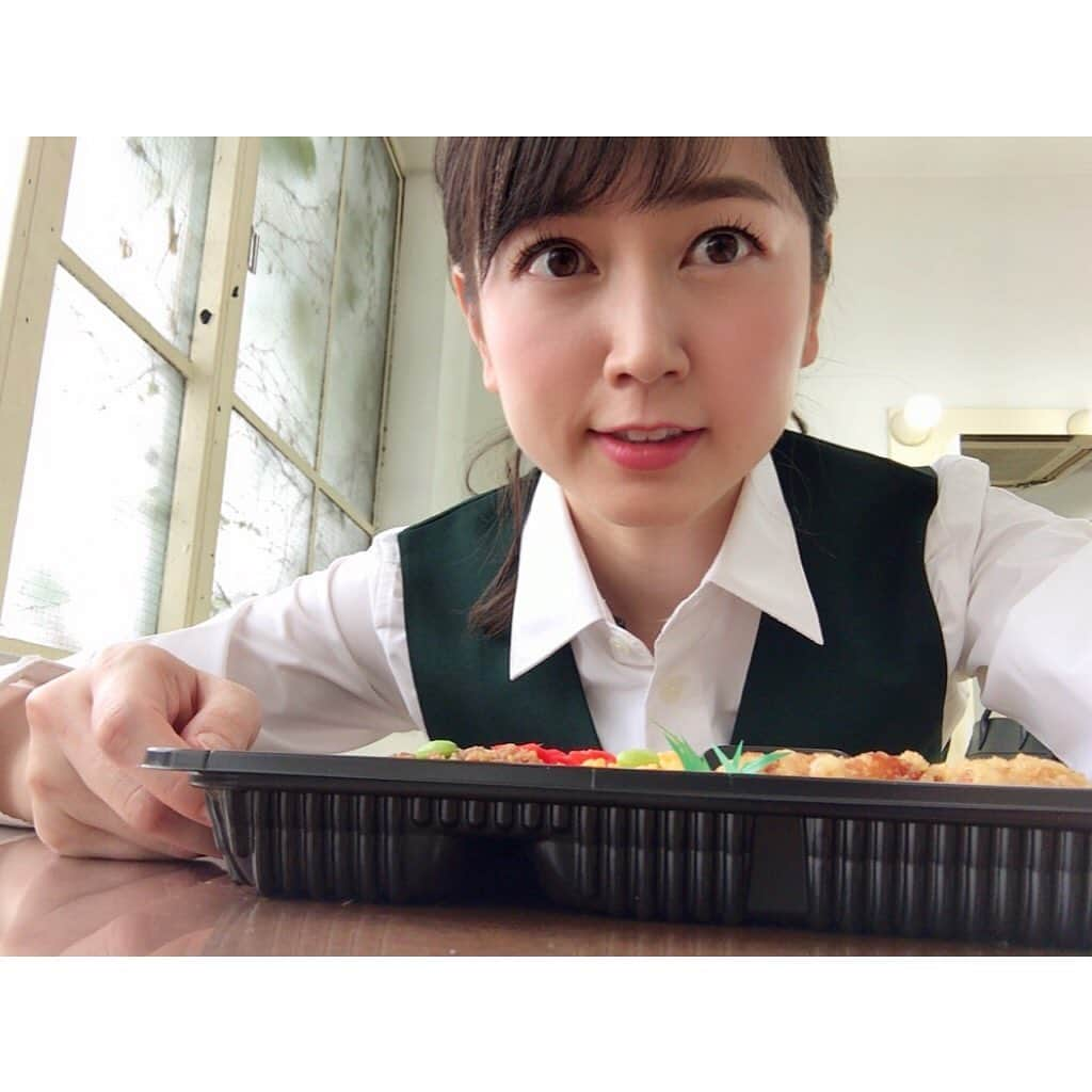 寺田ちひろのインスタグラム：「お弁当🍱﻿ ﻿ 😊ニコちゃんマークでほっこりです😊﻿ ﻿ ﻿ 今日は新しいお仕事の収録！！﻿ ﻿ 楽しかった💕﻿ 懐かしさもあるお仕事でした🧸﻿ ﻿ また情報解禁したらお伝えしますね☺️﻿ ﻿ ﻿ 今夜は『日テレNEWS24』の担当です！﻿ ﻿ 夜25:00〜朝7:00まで出ているので、﻿ 夜更かしさんも早起きさんも、﻿ ぜひごらんください☀️🌙😎﻿ ﻿ ﻿ #お弁当 #唐揚げとそぼろ #日テレnews24 #n24 #日テレ #昼夜逆転 #今から #お昼寝 します #キャスター #アナウンサー #気象予報士 #セントフォース #寺田ちひろ」