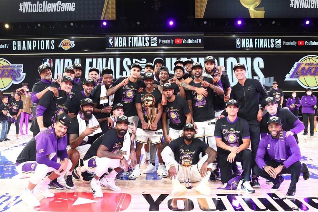 渡辺早織さんのインスタグラム写真 - (渡辺早織Instagram)「NBA2019-20シーズンが終了しました🏀 Lakers優勝がより特別な意味をもつ このシーズン🏆  本っっっ当に楽しかった‼️😭✨✨  プレイインゲームに始まり、プレイオフだけでものすごいドラマの数々。 1つも見逃さずにかじりつきました👀  今日はこの選手、と決めてYouTubeを見て選手を覚えていった1年前がなんだかずーっと昔のように感じます。  胸の奥がぶわっと熱く高揚する感じも ヒリヒリ痛くなる感じも どちらも大事な心の動きだなぁって バスケ以上のものもたくさん貰いました。  NBA好きな友達が増えたのもとても嬉しい☺️  一緒に見始めてくれたみなさん、元から詳しくてたくさん教えてくださる皆さん、コメントくれて、一緒に喜んだり悲しんだりしてくれて嬉しかったなぁ。  さて！始まったばかりのNBA人生🥳 来シーズンにむけてまたワクワクがはじまりますね！  ひとまず特別なこのシーズンの終わりに… 皆さま、本当にお疲れ様でした‼️  dedicated to Kobe and Gigi  #nbafinals2020  #lalakers #wholenewgame  #whereamazinghappens  #daily9」10月13日 17時03分 - _watanabesaori_