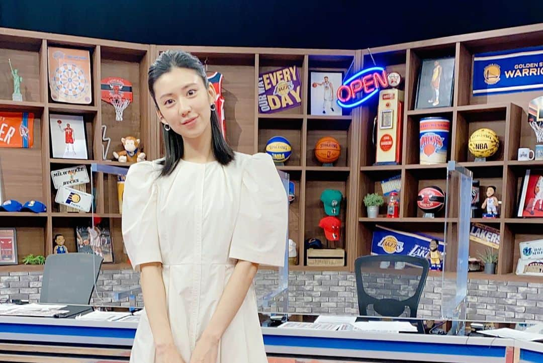 渡辺早織さんのインスタグラム写真 - (渡辺早織Instagram)「NBA2019-20シーズンが終了しました🏀 Lakers優勝がより特別な意味をもつ このシーズン🏆  本っっっ当に楽しかった‼️😭✨✨  プレイインゲームに始まり、プレイオフだけでものすごいドラマの数々。 1つも見逃さずにかじりつきました👀  今日はこの選手、と決めてYouTubeを見て選手を覚えていった1年前がなんだかずーっと昔のように感じます。  胸の奥がぶわっと熱く高揚する感じも ヒリヒリ痛くなる感じも どちらも大事な心の動きだなぁって バスケ以上のものもたくさん貰いました。  NBA好きな友達が増えたのもとても嬉しい☺️  一緒に見始めてくれたみなさん、元から詳しくてたくさん教えてくださる皆さん、コメントくれて、一緒に喜んだり悲しんだりしてくれて嬉しかったなぁ。  さて！始まったばかりのNBA人生🥳 来シーズンにむけてまたワクワクがはじまりますね！  ひとまず特別なこのシーズンの終わりに… 皆さま、本当にお疲れ様でした‼️  dedicated to Kobe and Gigi  #nbafinals2020  #lalakers #wholenewgame  #whereamazinghappens  #daily9」10月13日 17時03分 - _watanabesaori_