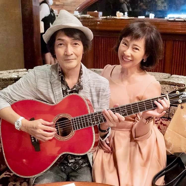 堀江淳のインスタグラム：「昨日は誕生日が１日違いの「石井めぐみ」さんと一緒でした！ #堀江淳  #メモリーグラス  #石井めぐみ  #オーダーメイド  #アコースティックギター製作  #昭和歌謡 #ザベストテン  #1981  #1981ヒット」