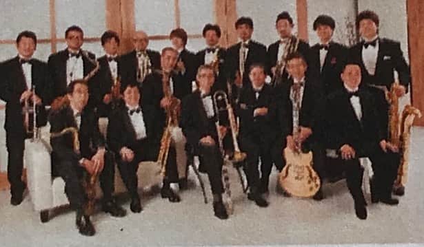 神野美伽さんのインスタグラム写真 - (神野美伽Instagram)「みなさん❗️  今日は、 嬉しいお知らせがあります❗️  今月、29日(木)  【大阪 ビッグバンド  ジャズフェスティバル】 で、歌います‼️  〈大阪城公園内　西の丸特設ステージ〉で、 18時30 分からの開演です❗️  31日の「大阪 新歌舞伎座 コンサート」を前に、 オープンステージでのライブが決まりとても嬉しいです。  日本のJAZZシーンを作り上げて来た、アロージャズオーケストラの皆さんと、念願叶い初めての共演です❗️  大好きな憂歌団の木村充輝さん、 ザ・ぼんちのおさむさんも出演なさいます。  チケットは、 いよいよ明日10 時から 各プレイガイドで発売です‼️  #大阪ビッグバンドジャズフェスティバル　#アロージャズオーケストラ　#憂歌団　#木村充輝　#ザぼんち　#大阪城公園」10月13日 17時05分 - mika_shinno_japan