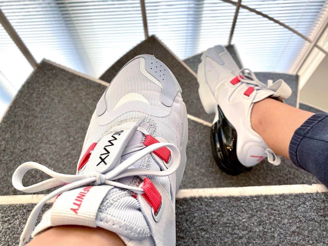 Chiharuのインスタグラム：「今はいてるセッション用🆕スニーカー👟仕事用はすぐ汚れる😂  #トレーニングウェア  #トレーニングシューズ  #エアマックス #エアマックスインフィニティ  #ナイキスニーカー  #ナイキ女子  #エアジョーダン #エアジョーダン1ロー  #yesnike #nikeaddict  #nikejapan」