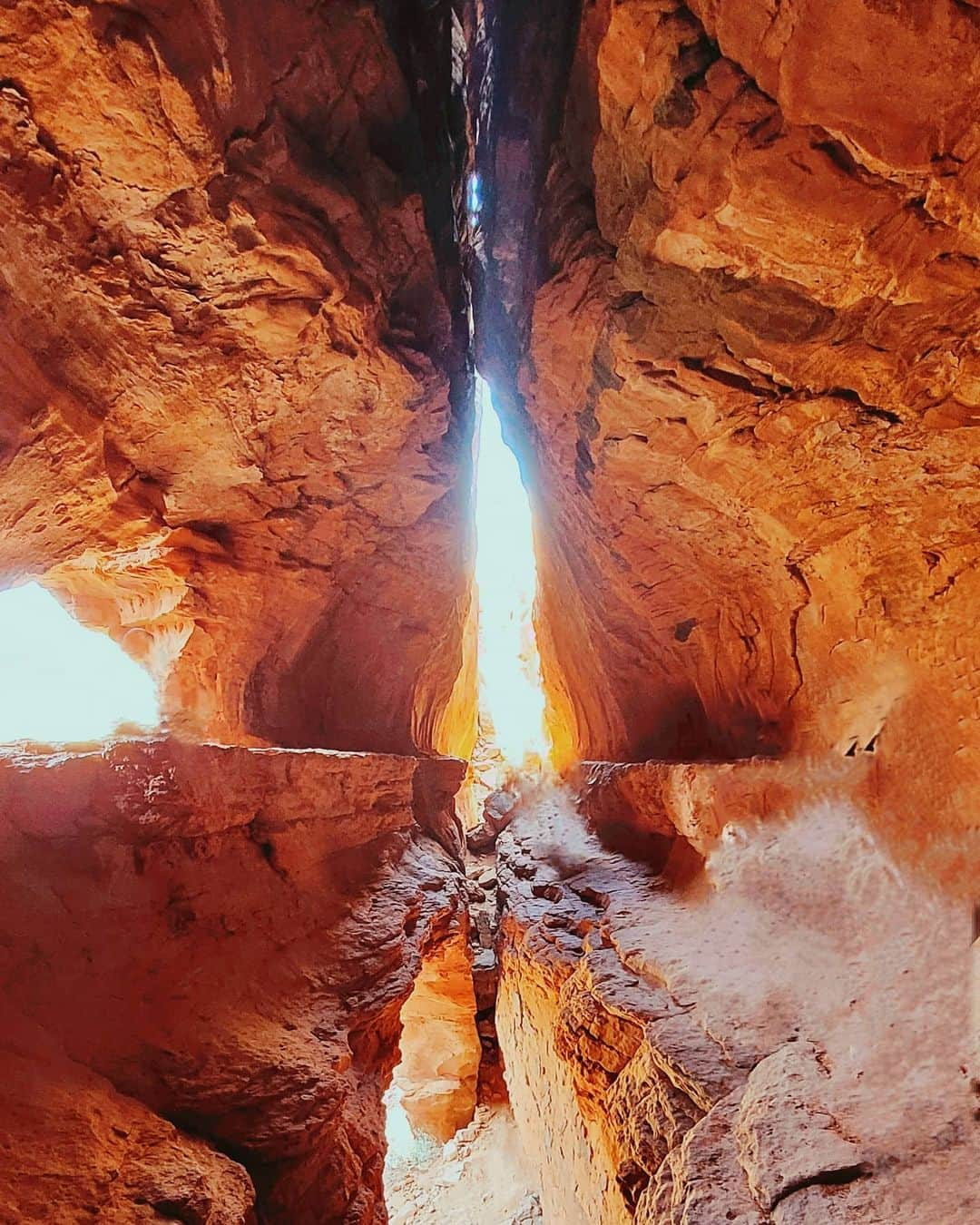 ユリサさんのインスタグラム写真 - (ユリサInstagram)「🧡🧡 この洞窟の写真ストーリーにupしたら、ビリビリ感じる．チカチカしますってメッセージが結構キタの😳⚡️ 写真パワー、皆に届けー🧚‍♀️✨ #Sedona #arizona #cave #caving #soldierpasscave #旅での洞窟率高め #パワースポット巡り」10月13日 17時07分 - yurisa