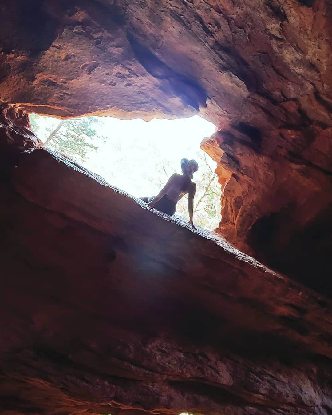 ユリサさんのインスタグラム写真 - (ユリサInstagram)「🧡🧡 この洞窟の写真ストーリーにupしたら、ビリビリ感じる．チカチカしますってメッセージが結構キタの😳⚡️ 写真パワー、皆に届けー🧚‍♀️✨ #Sedona #arizona #cave #caving #soldierpasscave #旅での洞窟率高め #パワースポット巡り」10月13日 17時07分 - yurisa