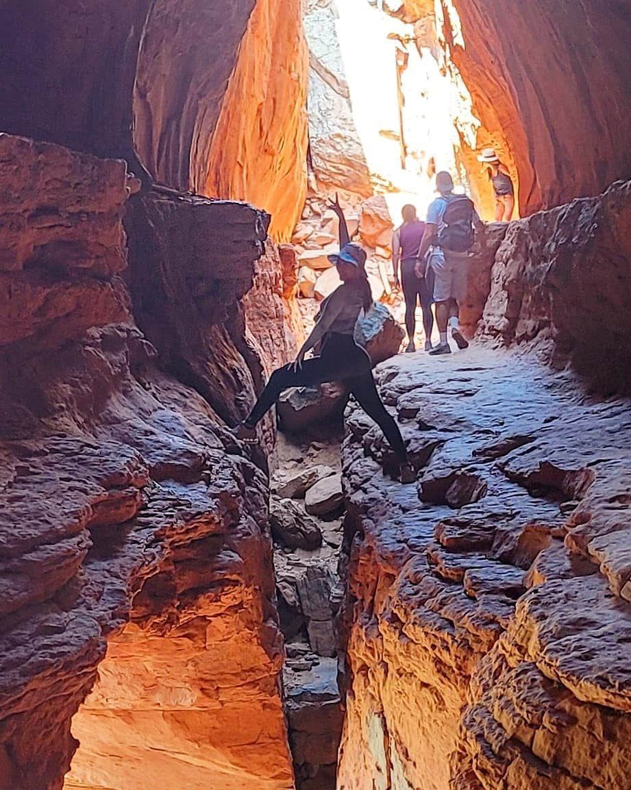 ユリサさんのインスタグラム写真 - (ユリサInstagram)「🧡🧡 この洞窟の写真ストーリーにupしたら、ビリビリ感じる．チカチカしますってメッセージが結構キタの😳⚡️ 写真パワー、皆に届けー🧚‍♀️✨ #Sedona #arizona #cave #caving #soldierpasscave #旅での洞窟率高め #パワースポット巡り」10月13日 17時07分 - yurisa