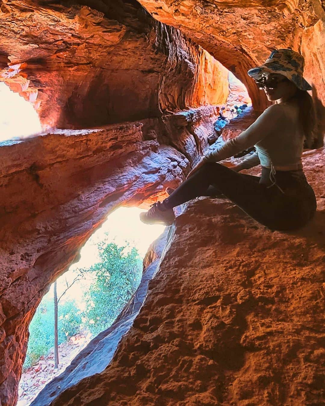 のインスタグラム：「🧡🧡 この洞窟の写真ストーリーにupしたら、ビリビリ感じる．チカチカしますってメッセージが結構キタの😳⚡️ 写真パワー、皆に届けー🧚‍♀️✨ #Sedona #arizona #cave #caving #soldierpasscave #旅での洞窟率高め #パワースポット巡り」