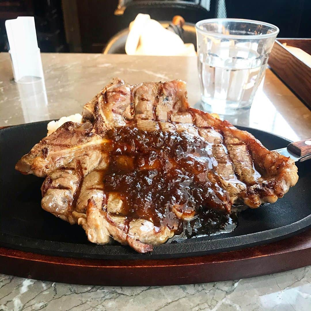 畑中葉子さんのインスタグラム写真 - (畑中葉子Instagram)「牛熟成骨付きショートロインステーキ😋🍖💕 バル マルシェ コダマ ・ ・ 検診後に無性にステーキが食べたくてバルマルシェコダマへ。 たぶん、これはTボーンステーキ。 300gは今日は食べられる気がしなかったので180gにしたのだけれど、かなりアッサリと完食したので300gでも良かったかも。 ステーキは自分で焼いて塩とブラックペッパーのみで食べるのが好きだから、あまり外では食べないのだけれど、なぜならガッカリすることが多いから。 でも、このお肉は美味しかった。 ステーキソースも全体にかかっていなかったからお肉の味もしっかり味わえて満足。 このお値段でサラダとケーキと飲み物付きもお財布に優しくて嬉しいね。 それにケーキもコーヒーもスゴイ美味しくて感動してしまった。 お肉を食べたら丸まった背中がシャキッとなってメチャ元気になったよ。 この歳になると食べ物がエネルギーになっているってことが如実に自分の身体を通して分かる。 その後、プリンターインクを買いに行ったのだけれど、プリンターを新しくしてから一度もインクを替えていないので、プリンターの機種番号が分からず撃沈して帰ってきた。 ・ ・ #肉 #ステーキ #バルマルシェコダマ #yhyum」10月13日 17時09分 - hatanaka_yoko