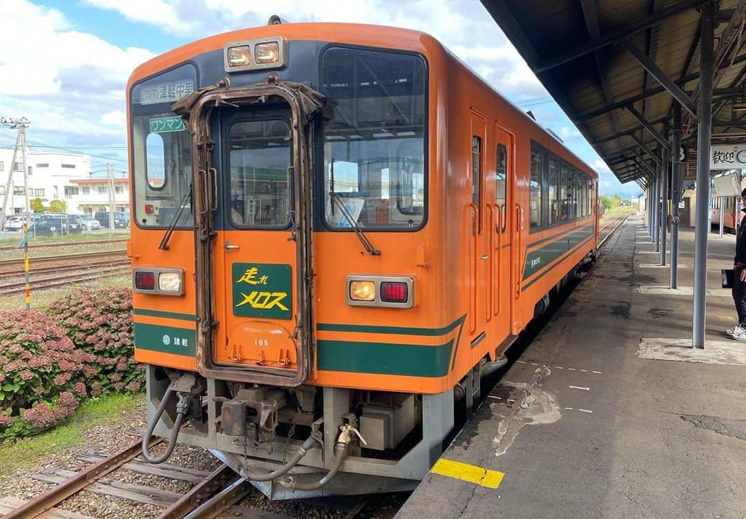 のインスタグラム：「旅はいいね🥴 #津軽鉄道 #つてつ #鈴虫列車 #電車旅 #昭和レトロ #ヒグマ #馬肉味噌丼 #写ルンです #RAB #zipfriday #RABドキュ #ぷらっと青森」