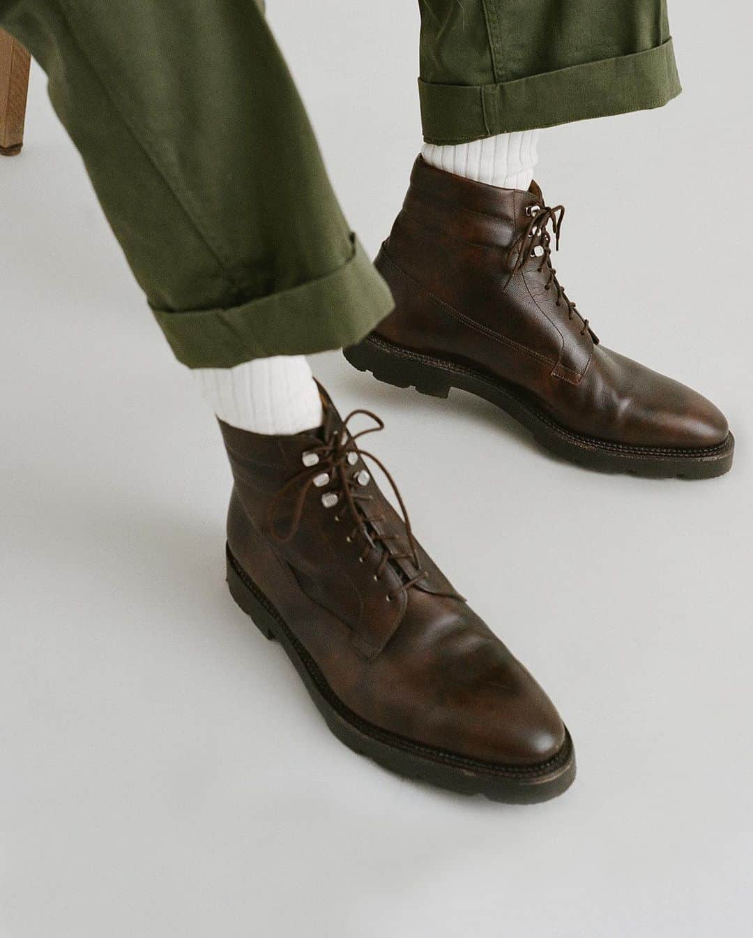 ジョンロブのインスタグラム：「Fall essentials – the Alder boot is a rugged and contemporary version of a balmoral derby boot, inspired by a 1940’s ski boot preserved in the John Lobb archives. . #johnlobb @julienthomashamon @gauthierborsarello」