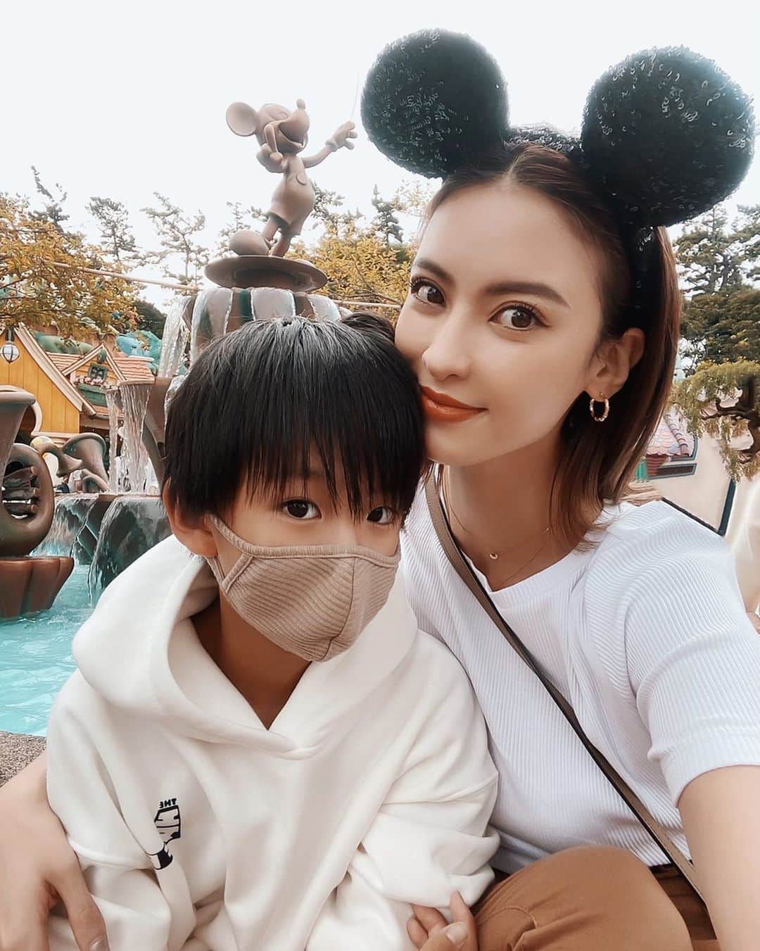 孫きょうのインスタグラム：「11歳と31歳になりました🎂   私と同じ誕生日に生まれてくれて、母としての幸せを教えてくれた11年前。 それからも毎年同じ日に、息子と歳を重ねていくのはさらに幸せ🕊  今までは自分より息子のお祝いに全力だったけど、今年はれおに当日のリクエストを何回聞いても、  「ママだって誕生日なんだから！ママが好きな事決めな！ママのお祝いだよ？」と😂  発言までもう男になってきてキュンです🥺❤️  この写真は、母からの誕生日のお願い事として撮らせてくれた2ショット✌🏽笑  何歳になっても大好き！と抱きつけたり、 肩を組んだりする親子でいたいな👦🏻👩🏻❤️  #birthday #親子で同じ誕生日」