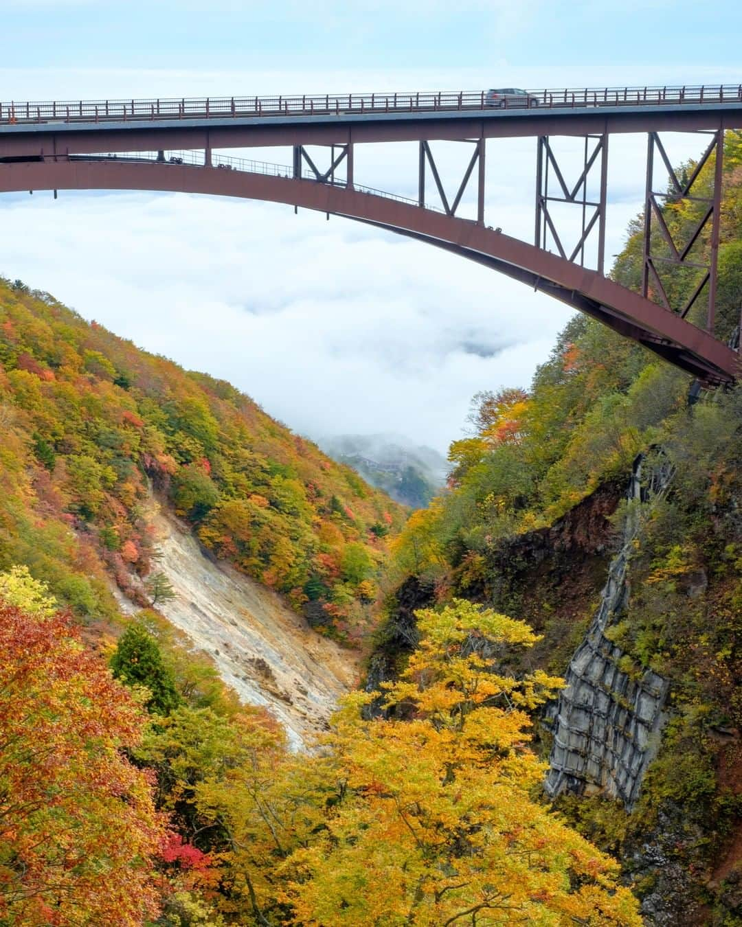 福島県さんのインスタグラム写真 - (福島県Instagram)「【つばくろ谷と不動沢橋】  樹林帯を抜け、深く切れ込んだ谷を渡ります。いつしか雲は眼下に。かなたまで続く雲海と錦の彩りが、はるか天上の世界へといざないます。  #つばくろ谷 #磐梯吾妻スカイライン #福島市 #福島県 #fukushimacity #fukushima #traveljapan #futurefromfukushima #ふくしまからはじめよう #新しい生活様式からはじめよう」10月13日 17時18分 - realize_fukushima