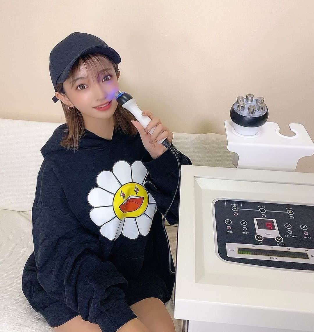 ERENAのインスタグラム：「. . 業務用のマシンがおうちにやってきた🥺 . . じぶんdeエステがレンタルサービスをはじめたよ🏠 前はお店に行ってたけど、今はお家でできるから楽🥺 家でエステできるなんてすごい🥺  月¥19,800でいつでもお家で 使い放題♥️安いよね❣️  5年間使い続けるとマシンは そのままもらえるからそれ狙ってる🥺🎁🎀 . . #じぶんdeエステ#セルフエステ #エステ通い放題#じぶんde女子  #自宅deエステ #体験無料」