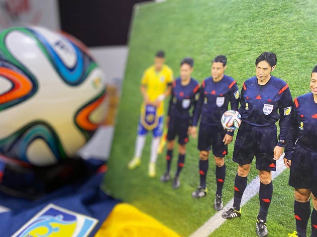 のインスタグラム：「＼プロフェッショナルから学ぶ／ 現在、TSRは前期・後期の狭間で導入教育期間として 通常授業では学べない内容に取り組んでいます✨ ・ 本日、AT養成科はプロフェッショナルレフェリーとして 数々のW杯でも笛を吹いた西村雄一さんをお招きし 特別セミナーを行なっていただきました。 ・ レフェリーに求められることや レフェリーのコンディショニング、 スポーツに関わる者としての考え方など あっという間の2時間のセミナーでした⚽️ ・ 普段知り得ることが出来ないW杯でのレフェリーの コンディショニングについてなども映像を交えて伺え、 これからのスポーツやJリーグの試合の見方が また面白くなりそうでした👀🏃‍♂️💨 ・ 今シーズンはJリーグの試合スケジュールも連戦続きで レフェリーの方もコンディショニングが大変そうでした。 ・ 西村さん、試合スケジュールの立て込んでいる中にも関わらず、 今日はありがとうございました！ ・ ・ #TSRトレーナー #アスレティックトレーナー養成科  #Jリーグ #ゲームマネジメント #リスペクト  #アスレティックトレーナー  #フィジカルトレーナー #プロフェッショナル  #プロフェッショナルレフェリー #西村雄一 さん #Athletictrainer #footballreferee #respect」