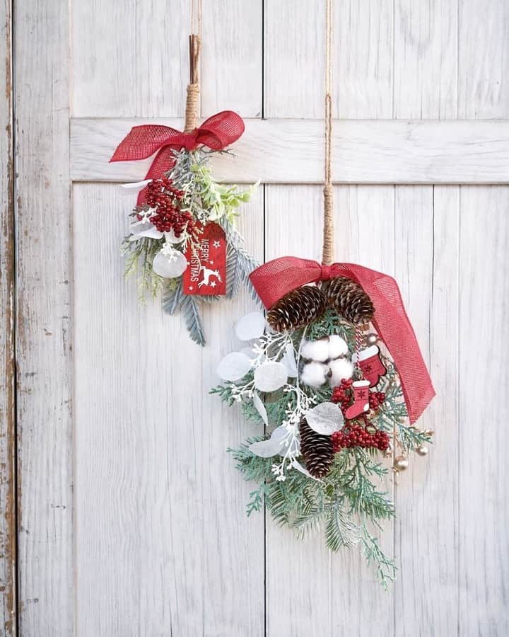 東京堂アーティフィシャルフラワーMAGIQのインスタグラム：「・ 【アーティフィシャルで季節を迎える】 ～Ｗinter Color Flower ❄ Christmas (ウィンターカラーフラワー ❄ クリスマス）～ ・ 【スワッグL】 XV1522　シャンベリースワッグ FX1920　ブランカユーカリ FX1853　バブルベリーバンドル XO804　ウォーミーアソートオーナメント RT47467-2　リネン・メッシュ40㎜ 【スワッグS】 XV656　シダーミックスミニスワッグ FX1920　ブランカユーカリ FX1853　バブルベリーバンドル XO2107　クリスマスウッドタグ RT47467-2　リネン・メッシュ40㎜ ・ ・ 【ハッピー ハロウィン 🎃 キャンペーン】開催中！ 期間:2020年10月5日(月)〜10月25日(日) 入賞→ ６名 発表→ 10月29日(木) 、30日（金） ・ ●テーマ 【ハロウィン】の写真を投稿してください。 ・ 応募は簡単！ 以下参加方法にて、どなたでも参加OKです。 ◎参加方法 ① @magiq.jp をフォロー ② #magiqハロウィン2020 をタグ付けて投稿して下さい！ ・ 皆さまのご参加をお待ちしております！！ ・ ・ #TOKYODO #MAGIQ #MAGIQのある暮らし #東京堂 #アーティフィシャルフラワー #アーティフィシャル #アートフラワー #造花 #花のある暮らし #花のある生活  #花好きな人と繋がりたい #フラワーデザイン #フラワーアレンジメント #フラワーアレンジ #アレンジメント #花を飾る  #インテリア #インテリアフラワー #フェイクフラワー  #artificial #artificialflower #flowerofinstagram #flowersoninstagram #花藝 #꽃스타그램 #조화 #christmas #クリスマス #フェイクグリーン」