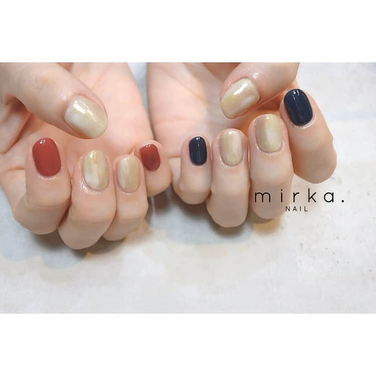 mirka. NAIL(ミルカネイル)さんのインスタグラム写真 - (mirka. NAIL(ミルカネイル)Instagram)「﻿ 左右バラバラカラー⚫︎﻿ ﻿ ﻿ -----------------------------------------﻿ ﻿ ご予約、お問い合わせは﻿ LINE ID→@mirka.nail(@含む)まで。﻿ 直近の空き状況やご予約方法、そのほか詳細はLINEタイムラインをご覧ください。﻿ ﻿ オーダーネイルチップのご注文もお気軽にお問い合わせ下さい。﻿ ﻿ ﻿ 感染予防対策をしっかり行ったうえでお客様をお迎えしております。﻿ ﻿ 〈感染予防の取り組み〉と〈お客様へのお願い〉を﻿ ハイライトにてまとめておりますので、ご確認くださいませ◡̈﻿ ﻿ ﻿ ﻿ #mirkanail#nails#nail#nailart#naildesign﻿ #ショートネイル#ネイルアート#ネイルデザイン#ネイル#大人ネイル#シンプルネイル#オフィスネイル#ニュアンスネイル#秋ネイル﻿」10月13日 17時24分 - mirka.nail