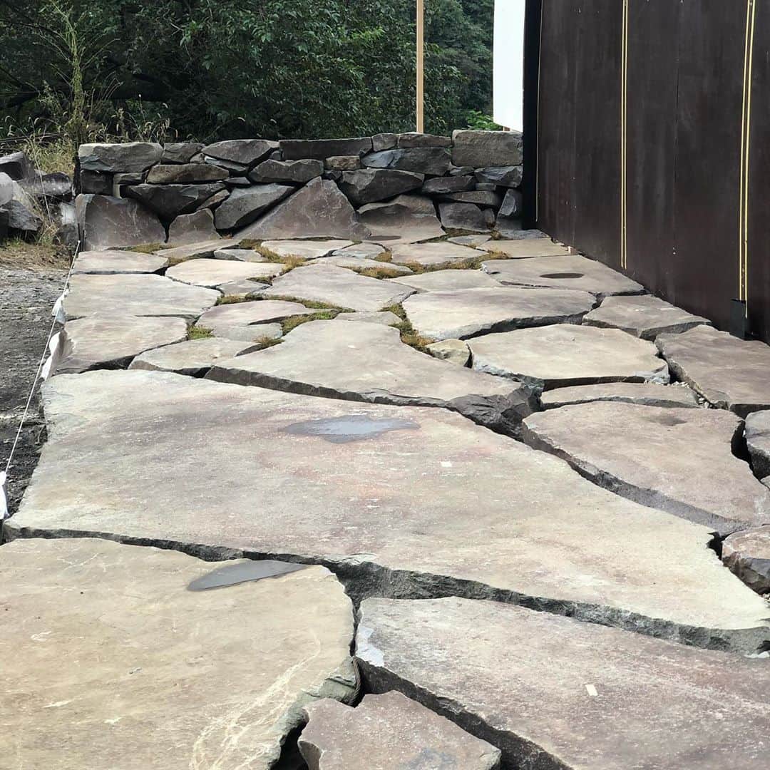 前澤友作さんのインスタグラム写真 - (前澤友作Instagram)「根府川の採石場。ここから取れた石を職人技で組み合わせるとこんな感じ。カッコいい。」10月13日 17時32分 - yusaku2020