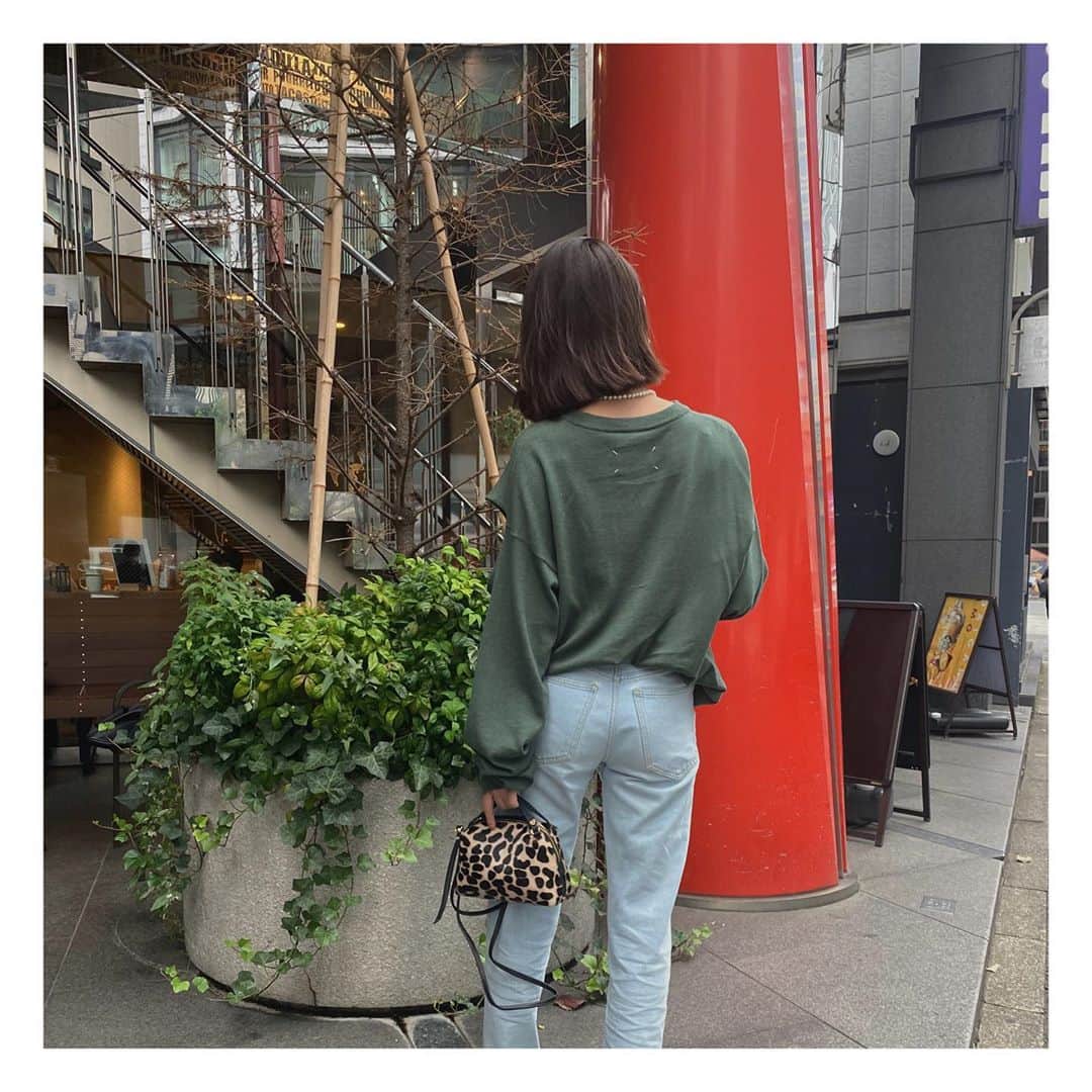 近藤千尋のインスタグラム：「おしりぷりっ😂 私はどこに向かっているでしょうか❤️ ヒントは右の看板、、笑😄 この写真だと髪の毛が少し明るく見える👩 久々に染めちゃおうかな〜☺️☺️ 今日は打ち合わせだけだったので ノーセットヘア💇‍♀️です❤️」