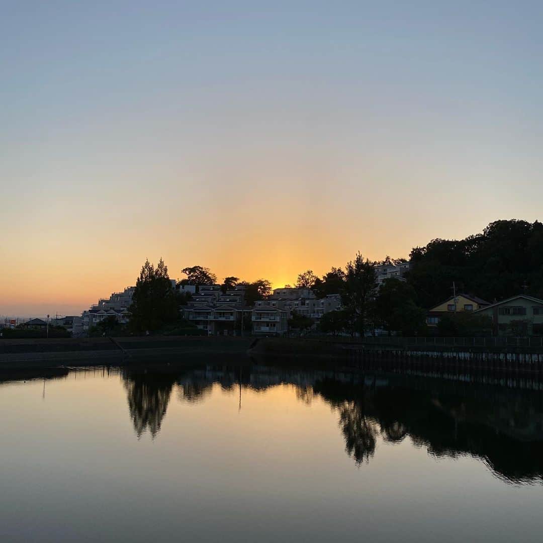 西川忠志さんのインスタグラム写真 - (西川忠志Instagram)「#日没   今日の #大阪 は、まるで真夏！ 陽射しも夏に戻ったかという感じで 日中半袖で過ごしました。  でも陽が沈むと やはり秋・・・肌寒くなりますね。  自宅近くの貯水池から見る 日暮れの風景が僕はとても好きです。  ちなみに日中は義父と 喫茶店でお喋りしておりました😊 良き時間でした。  #吉本新喜劇   #西川忠志   #感謝」10月13日 17時35分 - nishikawa_tada
