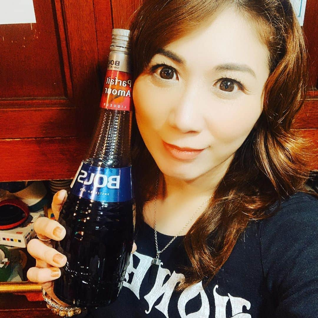 桜花由美さんのインスタグラム写真 - (桜花由美Instagram)「ちゃんすで、一番最初に飲んだお酒は何？ って話になって、私はバイオレットフィズだったなぁ。  20年ぐらい前はカクテルが流行ってて、ピーチツリーフィズとかなんかいっぱい飲んだもん。  私は基本甘いお酒が大好き。  一番好きなのはカルーアミルク笑  バイオレットフィズが久しぶりに飲んでみたくて、買ってきた。  こんな味だったっけ？！と思ったけど、懐かしい味がした。  スミレの味なのね。  明日は20時から24時で歌舞伎町ちゃんすに浜子と行きます！  浜ちゃんを最近お留守番させていたので、明日は久しぶりにちゃんすに連れて行くー！  ぜひバイオレットフィズを飲みにきてください！  #wavepro ‪#プロレスラー ‬ ‪#女子プロレス‬ ‪#prowrestling‬ ‪#プロレスリングwave‬ #波ヲタ全員集合  #桜花由美 #波ヲタ #新型コロナウィルス  #新型コロナウィルス対策 #コロナウィルスに負けないぞ #愛犬 #愛犬との暮らし  #犬  #犬のいる暮らし  #犬なしでは生きていけません会  #犬バカ #トイプードル  #トイプードルカフェオレ  #ミックスチャンネル #mixchannel  #mixchannelライブ配信  #mixchannel公認ライバー #ミクチャ  #ミクチャ動画 #youtube  #youtubechannel #ozアカデミー #正危軍  #ティアナ」10月13日 17時37分 - ohkayumi