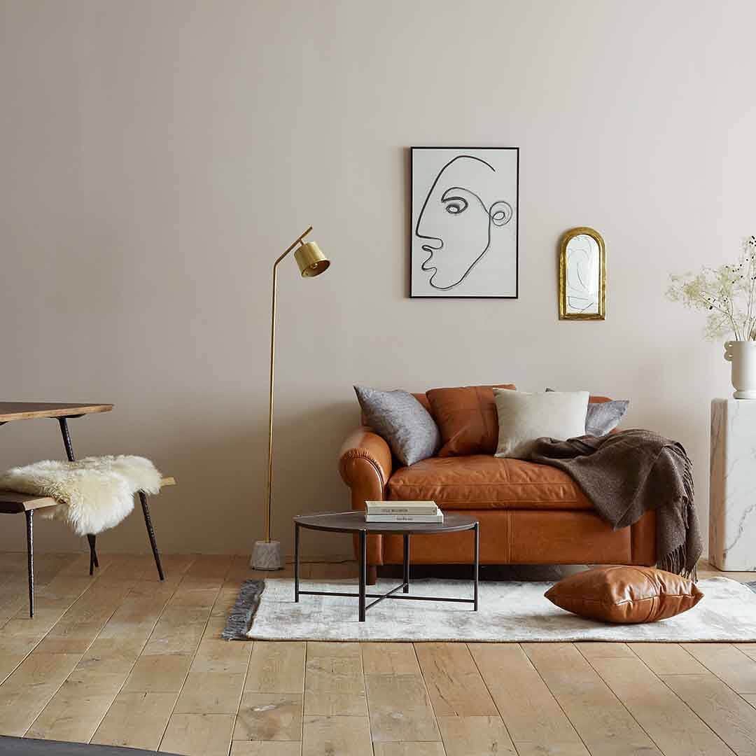Timeless Comfort さんのインスタグラム写真 - (Timeless Comfort Instagram)「【Impression of the room】ラグの違いで印象が変わる。﻿ ﻿ 先日お披露目しましたタイムレスコンフォート20FWのメインビジュアルの別シーン。﻿ 定番のギルソファーを中心に、真鍮の小物や曲線の美しいアートフレームを飾り、ベージュのラグを合わせることで、全体的にやわらかなイメージにまとまっています。﻿ ﻿ 2枚目、ラグの色をブルーに変えることで全体が引き締まった印象になりました。﻿ ﻿ ラグ１枚でお部屋全体の印象は大きく変わります。﻿ 行きたい国のイメージを思い浮かべて色や柄を選べば、ちょっとした旅の気分を味わえるかもしれません。﻿ ﻿ これからだんだんと、足元の寒さも気になる季節になりますので、あたたかなラグを１枚取り入れてみてはいかがでしょうか。﻿ ﻿ #TIMELESSCOMFORT #タイムレスコンフォート #インテリアショップ #interiorshop #ライフスタイルショップ #lifestylestore #ラグ #rugs  #絨毯 #模様替え #20FW #スタイリング #2020fw #2020fwテーマ #liveliketraveling #旅するように暮らしたい」10月13日 17時38分 - timeless_comfort