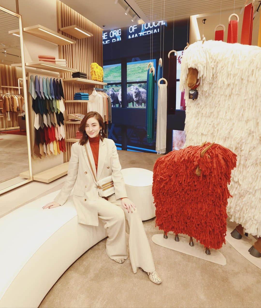 オードリー亜谷香のインスタグラム：「After a long hiatus of events, It was such a pleasure being able to go to @loropianaofficial ‘s new flagship store in Ginza. I love that they included a multi sensory exhibit that cleverly honors the materials used for their fabrics. This exhibition is on from 10/16-10/25 ✨  Artwork by @weirdcoretv  Exhibition track by @skmtgram  @loropianaofficial  #LoroPiana #LoroPianaGinza #Weirdcore #RyuichiSakamoto #anodysseyoftouch」