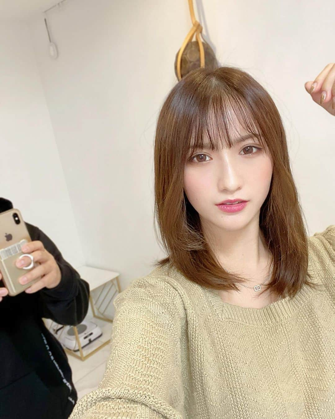 伊藤愛真さんのインスタグラム写真 - (伊藤愛真Instagram)「. 勝手に写真にうつりこんでくる人がいます、助けてください😱」10月13日 17時40分 - __emagram