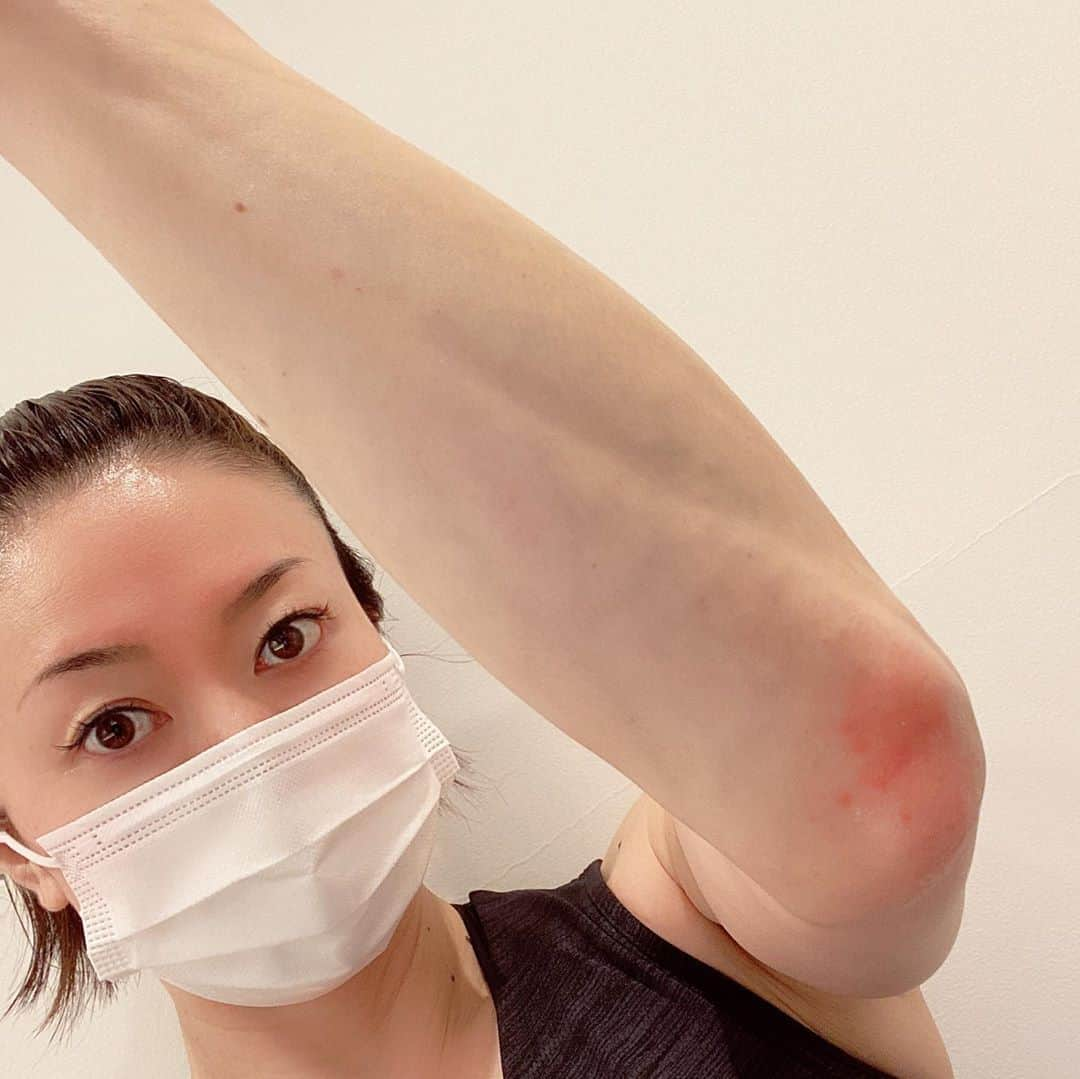 田中雅美さんのインスタグラム写真 - (田中雅美Instagram)「秋の蚊は、本当にキライ。  ・ ・ 昨日、お家の窓を開けていたら、蚊が入ってきてて、 足に5箇所。 腕に3箇所。  ・ ・ この時期にエアコン付けるのは気が引けるけど、、、 なぜだか我が家は暑くて💦  ・ ・ ジムでも、赤く腫れる虫刺されが目立っておりました。。  ・ ・ #秋の虫刺され #痒み増し増し #本当に嫌い #本当に本当に嫌い #どうしたらこの嫌いな気持ちが伝わるか あ、 #やっぱり前腕筋が目立っておる #10月にエアコン #気が引ける #でも蚊が入るから仕方ない」10月13日 17時40分 - tanakamasami_official