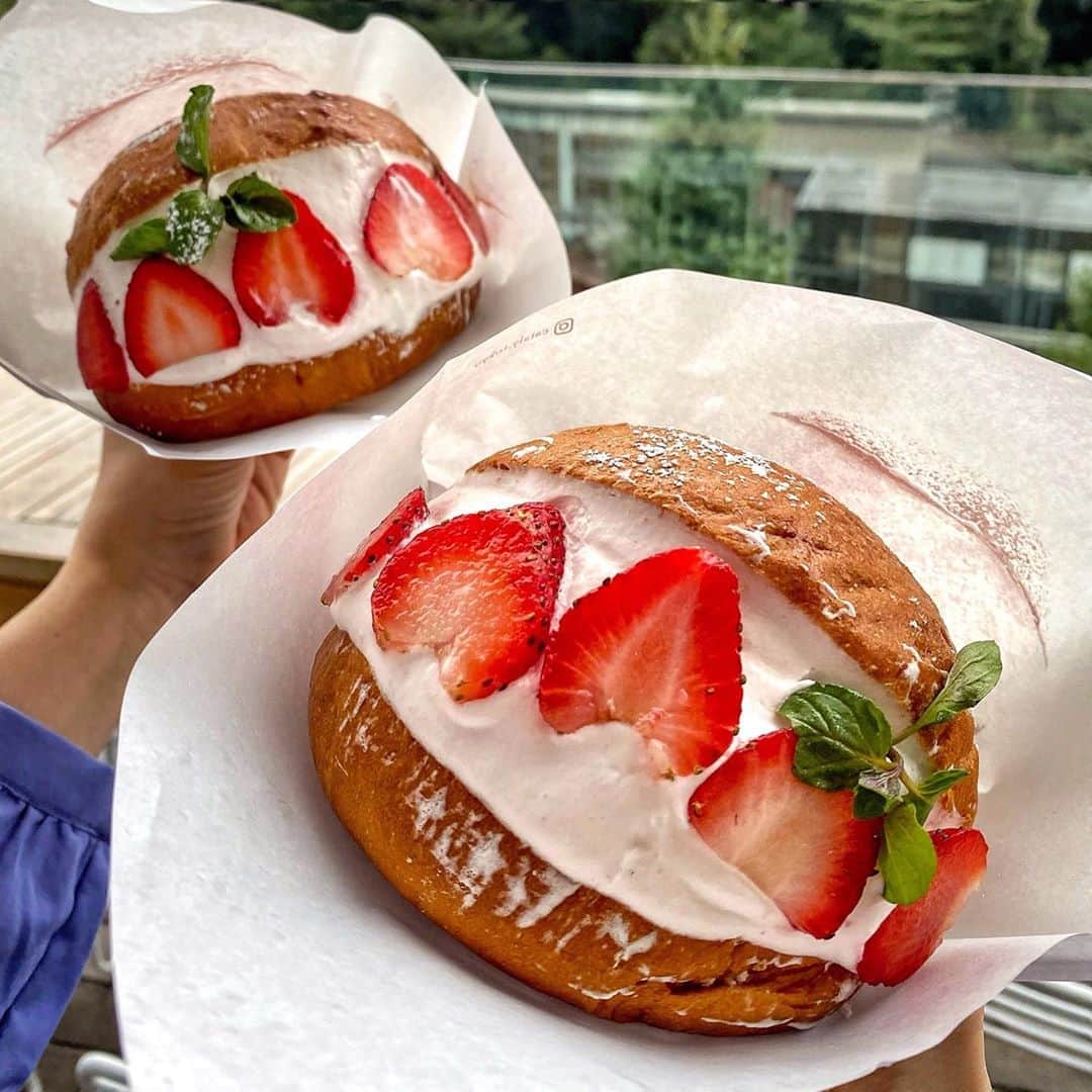 のインスタグラム：「﻿ ﻿ ◆マリトッツォ フラーゴラ　436円(税別)﻿ ﻿ ﻿ 原宿駅前に今年オープンしたウィズ原宿の3Fにある﻿ イタリアのグルメが楽しめるカフェ EATALYで﻿ クリームたっぷりのスイーツをいただきました。﻿ ﻿ まんまるブリオッシュに生クリームが﻿ これでもかというほど詰め込まれてます笑﻿ ブリオッシュもクリームも結構重ためかなぁ。﻿ フレッシュいちごの酸味が爽やかなアクセント◎﻿ ﻿ 開放的なテラス席もあって雰囲気は最高！﻿ ジェラートなど、ほかのメニューも試してみたいです☺️﻿ ﻿ ﻿ 提供期間: 通年﻿ 提供店舗: EATALY原宿(JR原宿駅 竹下口から徒歩1分)﻿ ﻿ ﻿ ﻿ ﻿ #EATALY#EATALY原宿#いちご#いちごスイーツ#いちごサンド#いいね返し#カフェ好きな人と繋がりたい#スイーツ#デザート#東京カフェ#tokyocafe#tokyofoodie#表参道カフェ#表参道グルメ#表参道ランチ#表参道#原宿カフェ#原宿グルメ#原宿ランチ#原宿#harajuku」