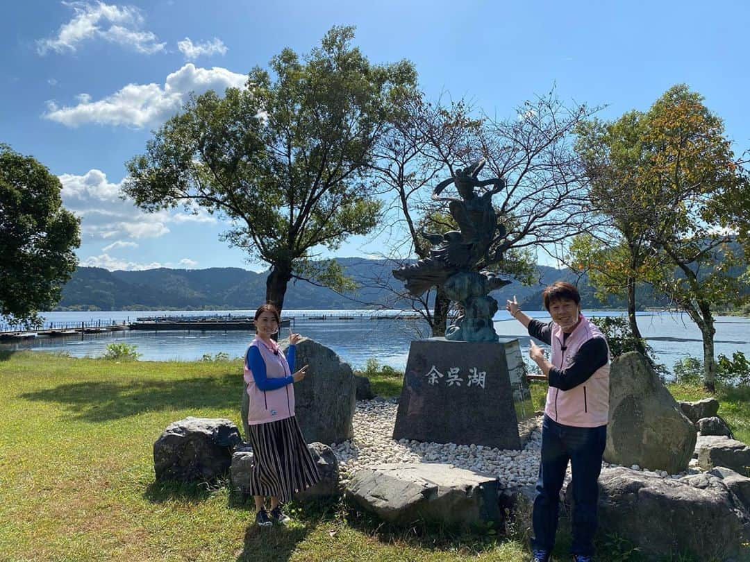 ロッシーさんのインスタグラム写真 - (ロッシーInstagram)「滋賀のみなさーん！ 今日は、 ロケ現場復活！ 久しぶりの滋賀！  NHK大津の、おうみ発630  しが鉄　ロッシー旅 ロケ！ 写真は、余呉湖！ 今回は、余呉の旅！ さーぁ！どうなったかな？！  放送は、10月30日！ 時間は、もちろん！ 6時30分！  今回もいい旅です！  #NHK #NHK大津 #おうみ発630  #しが鉄　 #山下美咲　さん #ロシ旅 #地元 #琵琶湖 #滋賀県 #サイコロ #野性爆弾 #ロッシー #より。 #ロシ写真 #余呉 #余呉湖」10月13日 17時42分 - yaseibakudan_rossy