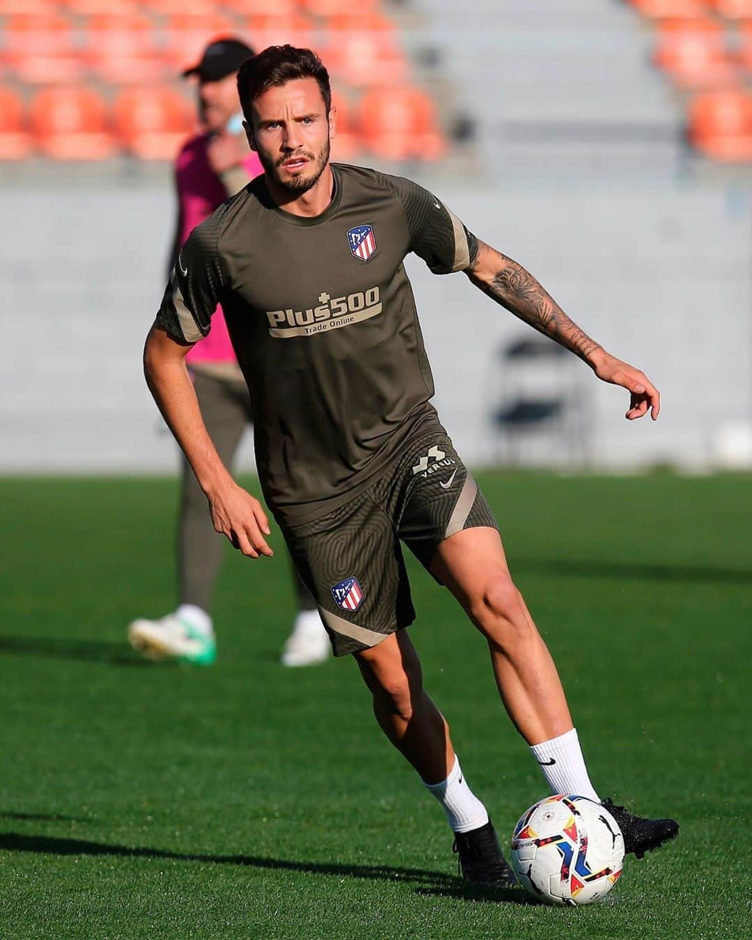 LFPさんのインスタグラム写真 - (LFPInstagram)「🎩💫 CLASS at training!  🎩💫 ¡Mucha CLASE en el entrenamiento!   #Saul #Atleti #LaLiga #LaLigaSantander #YouHaveToLiveIt #HayQueVivirla」10月13日 17時43分 - laliga