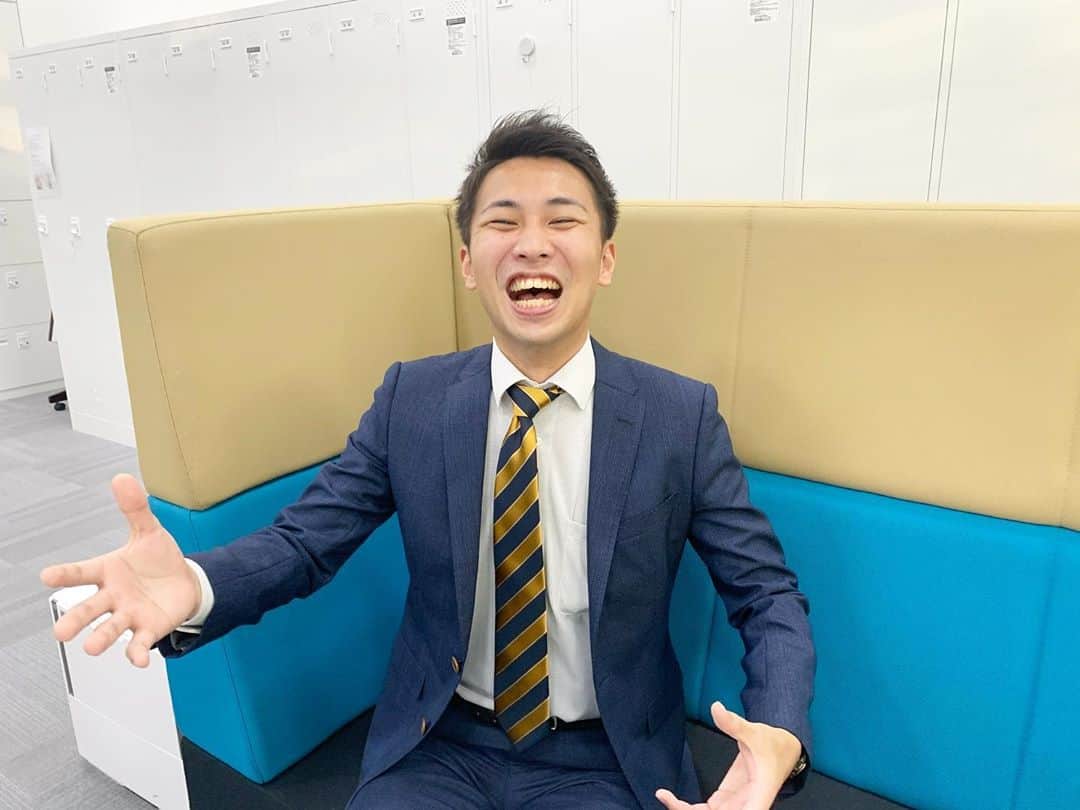 読売テレビアナウンス部のインスタグラム：「新企画！#他己紹介リレー  今回は #岩原大起アナ の紹介を 澤口が担当します！！  一言で表すと。。。 「誰からも好かれる人」です！ この笑顔を見たらわかっていただけるでしょうか🤣笑 素直で裏表が無い！（たぶん）  そして、とにかく器用！ カメラが趣味で、特に奈良公園のシカの写真を撮るのが好きらしい。 吹奏楽部出身で、ドラムもできる。 動画の編集もできます。  わたしにとっては頼れるお兄さん的存在。 ただ、、、。 緊張したり不安なことがあったりすると、わかりやすく顔が青ざめていくので、そういうときは話しかけないようにしています。。。笑  撮影・紹介　澤口実歩 @miho_sawaguchi   #関西 #アナウンサー #紹介 #読売テレビ　#新企画」