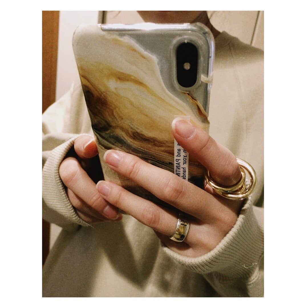 野尻美穂のインスタグラム：「久しぶりにニュウケース📱 スウェットはボナムのだよ！ 今日からオンラインも発売です😌  #iphonecase  #bonum_mihonojiri」
