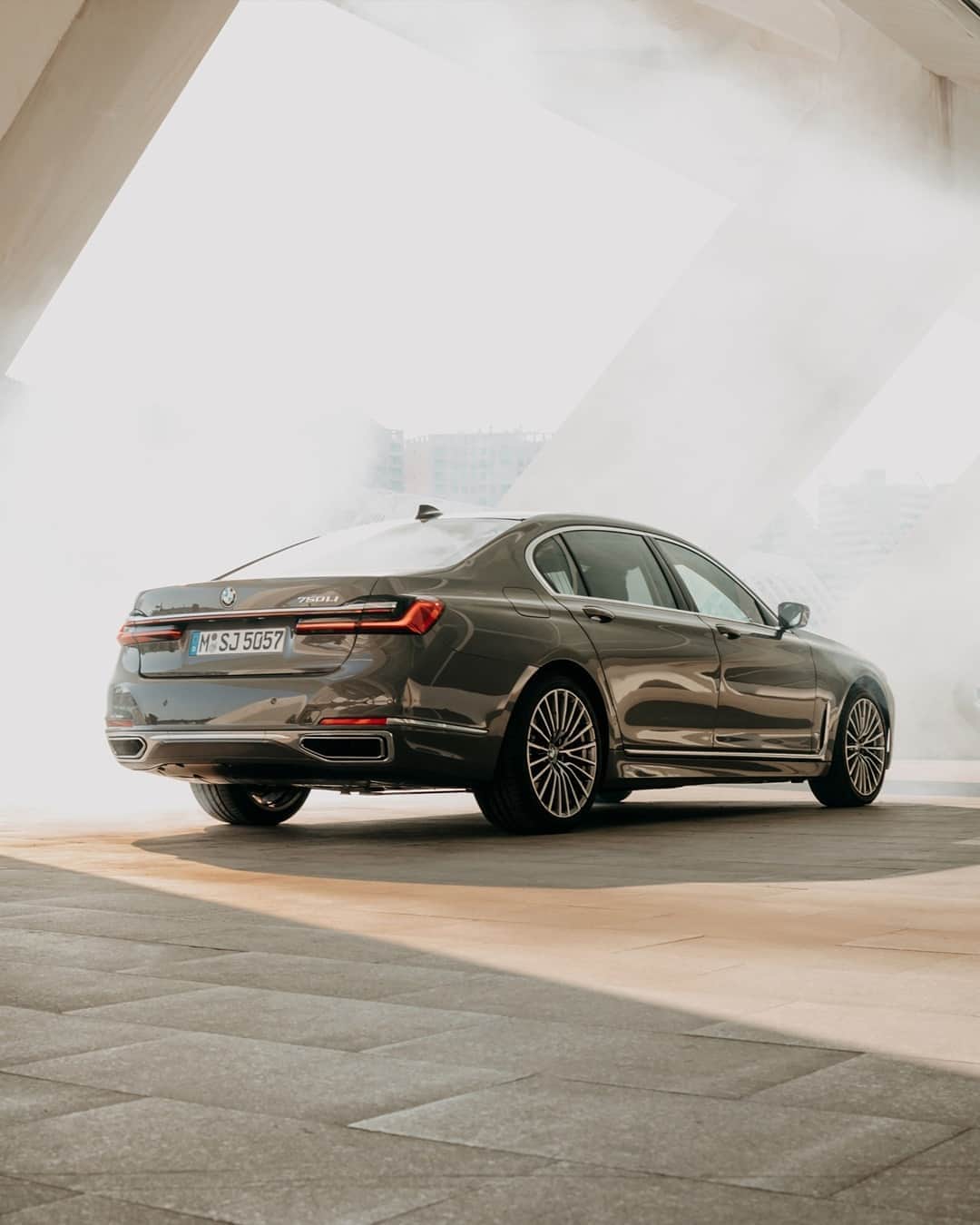 BMWのインスタグラム：「A sight for sore eyes. The BMW 7 Series Sedan. #THE7 #BMW #7Series  __ BMW 750Li xDrive Sedan: Fuel consumption in l/100 km (combined): 9.6–9.5. CO2 emissions in g/km (combined): 218. Further information: www.bmw.com/disclaimer.  	 Acceleration (0-100 km/h): 4.1 s. Power: 390 kW, 530 hp, 750 Nm. Top speed (limited): 250 km/h.」