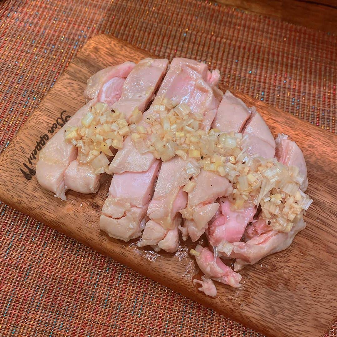尾崎里紗さんのインスタグラム写真 - (尾崎里紗Instagram)「久しぶりの投稿は やっぱり、ごはん🍚✨  最近は低温調理器で お肉を調理するのにハマっています。ローストビーフは57℃で3時間40分、鶏胸肉は60℃で1時間30分、、、 ゆっくりゆっくり時間をかけるだけで、 こんなにお家で本格的な味を楽しめるのか〜！！と驚くほどです😳もっと調べて色々作れるようになりたい！ . #低温調理器　#ローストビーフ　#鶏胸肉　 #身がやわらかくて　#ジューシーさも残っていて　 #このクオリティをおうちで作れる時代なんですねぇ😌 #ごはんがすすみます #食欲の秋ですから🍁  【追記】 温度設定などは、購入した低温調理機についていたレシピ本を見ています😌（どこのメーカーのものかは仕事柄お伝えできず…すみません。） 質問のあった味付けは、袋から取り出す前に塩を少し加えて、なじませているだけですが、それだけで美味です✨」10月13日 17時56分 - ozaki.risa