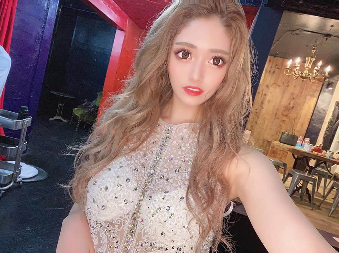 のインスタグラム：「， ， ， ， ， 昨日は @maison_de_beaute_official さんでドレスの撮影をしてきました👗💕そして第二弾コラムも✨ ， すごく楽しかったです(๑˃̵ᴗ˂̵)✨ 完成がたのしみ😚😚 ， やっぱ現場のライトはまじで盛れる🤣🤣🤣 ， #キャバクラ#キャバ嬢#歌舞伎#歌舞伎町#歌舞伎町キャバ嬢#鈴音りん#りん#LaVan#ラバン#フォーセンスグループ#らばん#新宿#shinjuku#脱ノンアル営業」