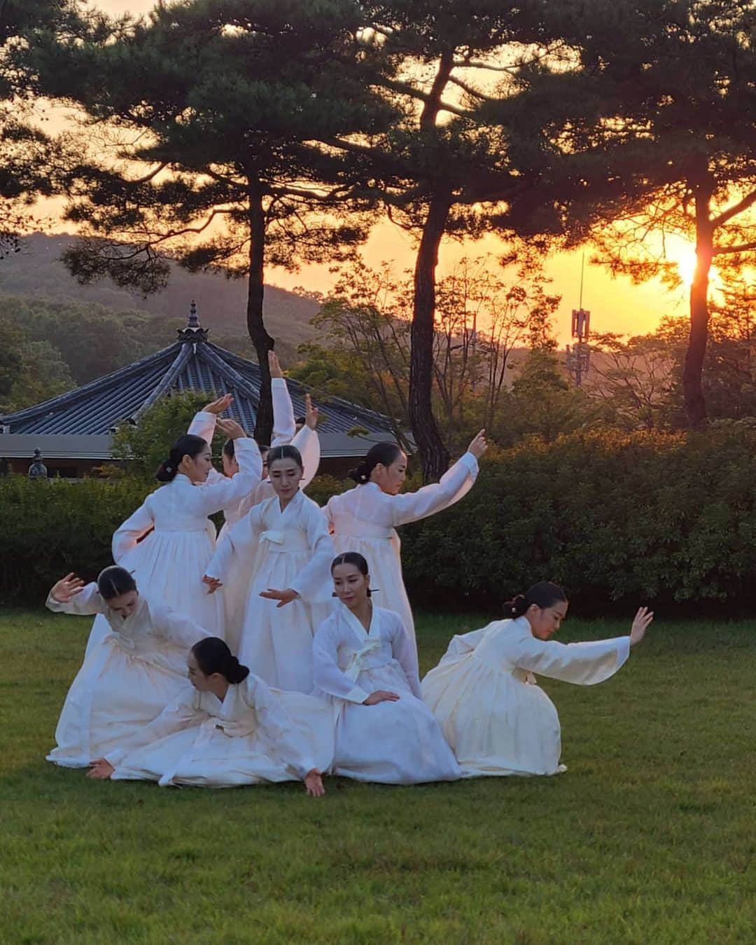 イ・グァンギさんのインスタグラム写真 - (イ・グァンギInstagram)「드디어 파주에 문달이 뜹니다.^^  어느새 문화의 달 행사가 사흘 앞으로 다가왔습니다. 여러가지 변화로 인하여 준비하는 데 어려움도 많고 부족한 부분도 있지만  임수택 총감독님 이하 사무국직원들과 시민 여러분들의 노력과 관심으로 이제 행사 마지막 준비에 박차를 가하고 있습니다.  여러모로 관심 가져주신 추진위원님들께도 감사드립니다.  10/16~10/18까지 3일 동안 선보이게 될 프로그램 행사 마지막까지 깊은 관심 부탁드리며 널리 공유하고 알려주시기 바랍니다. 모두 함께 참여하고 즐기는 2020 문화의 달 축제가 될 수 있기를  다시 한 번 부탁드리겠습니다.   파주문달4행시  파.란 하늘이 좋습니다. 주.황빛 노을은 더 아름답죠 문.화예술이 꽃 피는 곳 파주 달.빛에 소망등 걸어둡니다!   함께 해요!!! 파주문달!!!!^^  문화의달 파주 추진위원장 이광기 올림   #파주문달#문화의달파주#문화의달파주공식유튜브#파주축제#온라인축제#문화의달파주이광기가간다#지역문화#임진각평화공원#광끼채널」10月13日 17時51分 - lee_kwang_gi