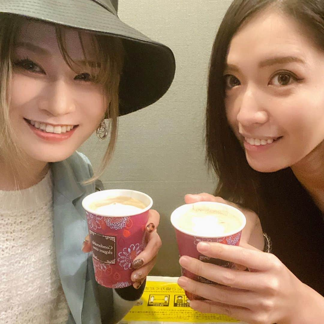 ERYさんのインスタグラム写真 - (ERYInstagram)「先日、大好きなシンガーのnanaちゃんと下北沢のカレーフェスに行ってきたの巻！ セギュレの無水たまねぎカレーと、Nan stationのバターチキンカレー&ハニーチーズナン！ それから途中でバロンデッセで可愛いラテも。 どれも美味しくて街全体の雰囲気も楽しかった！全部で113店舗あるので全部は回れないけれど、18日までやっているのでまたちょこちょこ食べに行きたいなー。 #下北沢カレーフェスティバル2020  #カレー #セギュレ #無水たまねぎカレー #nanstation  #バターチキンカレー #ハニーチーズナン #これ書いていたらお腹空いてきた #カレーは正義 #カレーフェス #常に開催していてほしい #写真の私が全てはにかんでいる #何故」10月13日 17時53分 - bass_ery