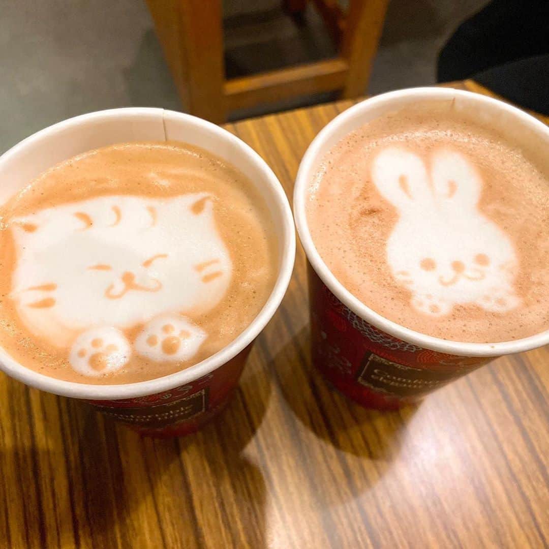ERYさんのインスタグラム写真 - (ERYInstagram)「先日、大好きなシンガーのnanaちゃんと下北沢のカレーフェスに行ってきたの巻！ セギュレの無水たまねぎカレーと、Nan stationのバターチキンカレー&ハニーチーズナン！ それから途中でバロンデッセで可愛いラテも。 どれも美味しくて街全体の雰囲気も楽しかった！全部で113店舗あるので全部は回れないけれど、18日までやっているのでまたちょこちょこ食べに行きたいなー。 #下北沢カレーフェスティバル2020  #カレー #セギュレ #無水たまねぎカレー #nanstation  #バターチキンカレー #ハニーチーズナン #これ書いていたらお腹空いてきた #カレーは正義 #カレーフェス #常に開催していてほしい #写真の私が全てはにかんでいる #何故」10月13日 17時53分 - bass_ery