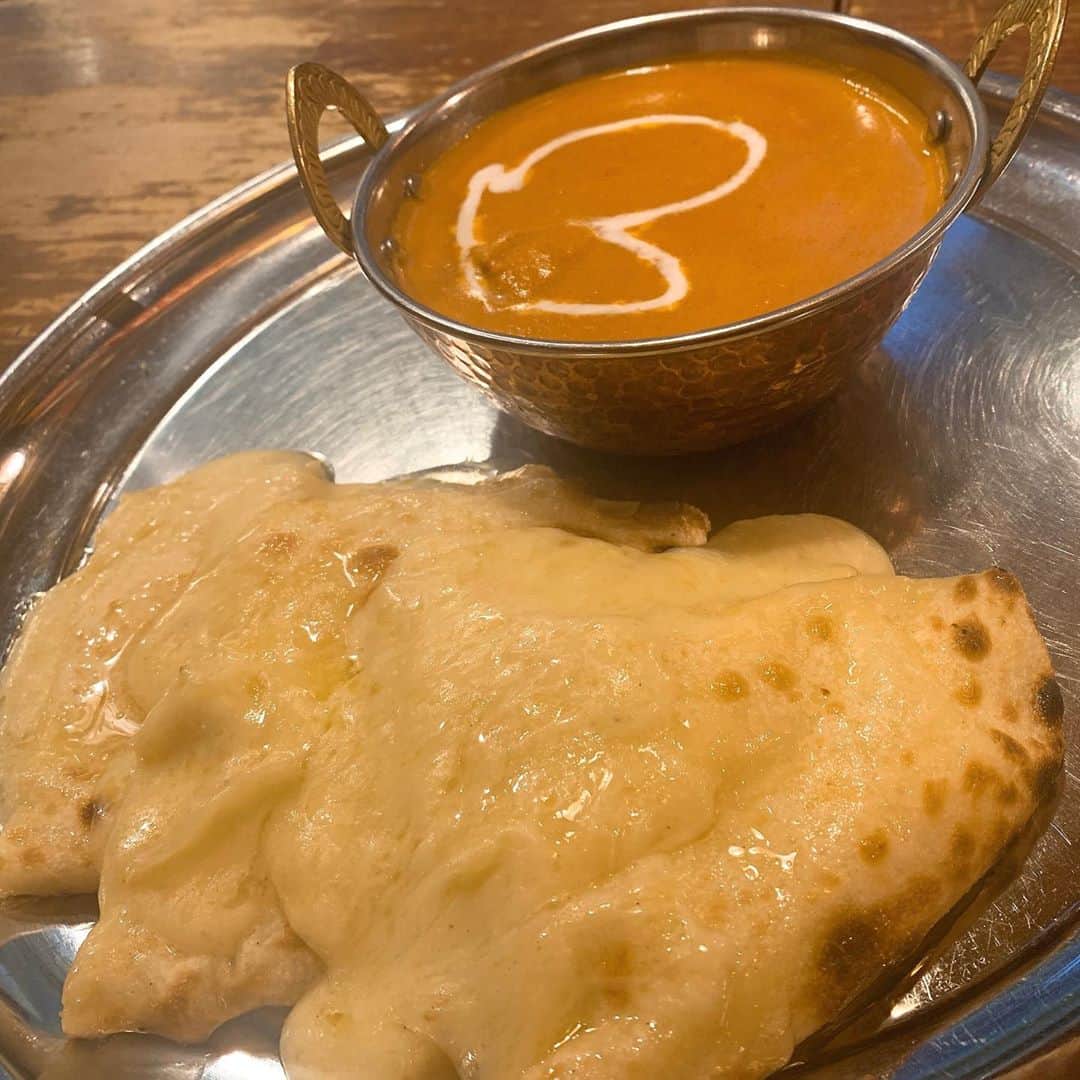 ERYさんのインスタグラム写真 - (ERYInstagram)「先日、大好きなシンガーのnanaちゃんと下北沢のカレーフェスに行ってきたの巻！ セギュレの無水たまねぎカレーと、Nan stationのバターチキンカレー&ハニーチーズナン！ それから途中でバロンデッセで可愛いラテも。 どれも美味しくて街全体の雰囲気も楽しかった！全部で113店舗あるので全部は回れないけれど、18日までやっているのでまたちょこちょこ食べに行きたいなー。 #下北沢カレーフェスティバル2020  #カレー #セギュレ #無水たまねぎカレー #nanstation  #バターチキンカレー #ハニーチーズナン #これ書いていたらお腹空いてきた #カレーは正義 #カレーフェス #常に開催していてほしい #写真の私が全てはにかんでいる #何故」10月13日 17時53分 - bass_ery