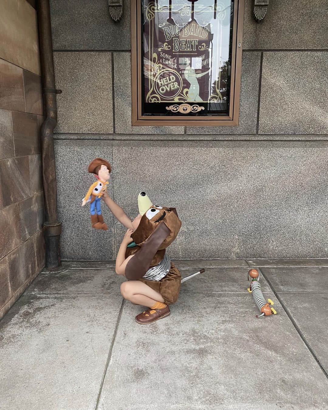 tiahy__のインスタグラム：「‘’Feels like I’ve known you forever!　. . We're going to be good friends. . Let’s play together !‘’ . . . He takes off his mask and takes a short rest when there's no one else around. . . 2枚目はtaiちゃんの目に映る世界. . #slinky_taia#disney#tokyodisneysea #taiacostume#toystory #ディズニーコスチューム#ディズニー衣装#スリンキー#トイストーリー」
