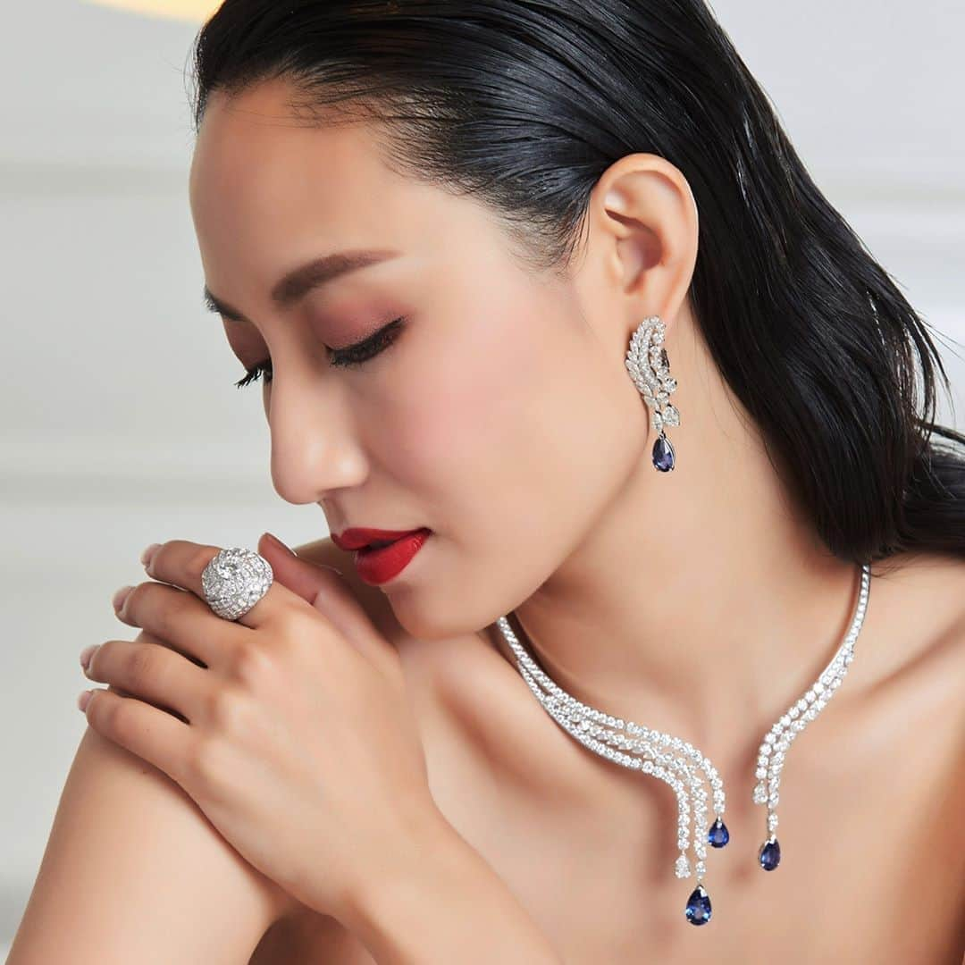 ピアジェさんのインスタグラム写真 - (ピアジェInstagram)「The Dazzling Cascade Necklace 𝒅𝒓𝒊𝒑𝒔 with three pear-shaped blue sapphires, set 𝒆𝒍𝒆𝒈𝒂𝒏𝒕𝒍𝒚 at the end of strings of diamonds and white gold. A graceful creation as fluid as the crystal waters of a 𝒕𝒓𝒐𝒑𝒊𝒄𝒂𝒍 utopia. - #Piaget #PiagetWingsOfLight #PiagetHighJewellery #BlueSapphire」10月13日 18時00分 - piaget