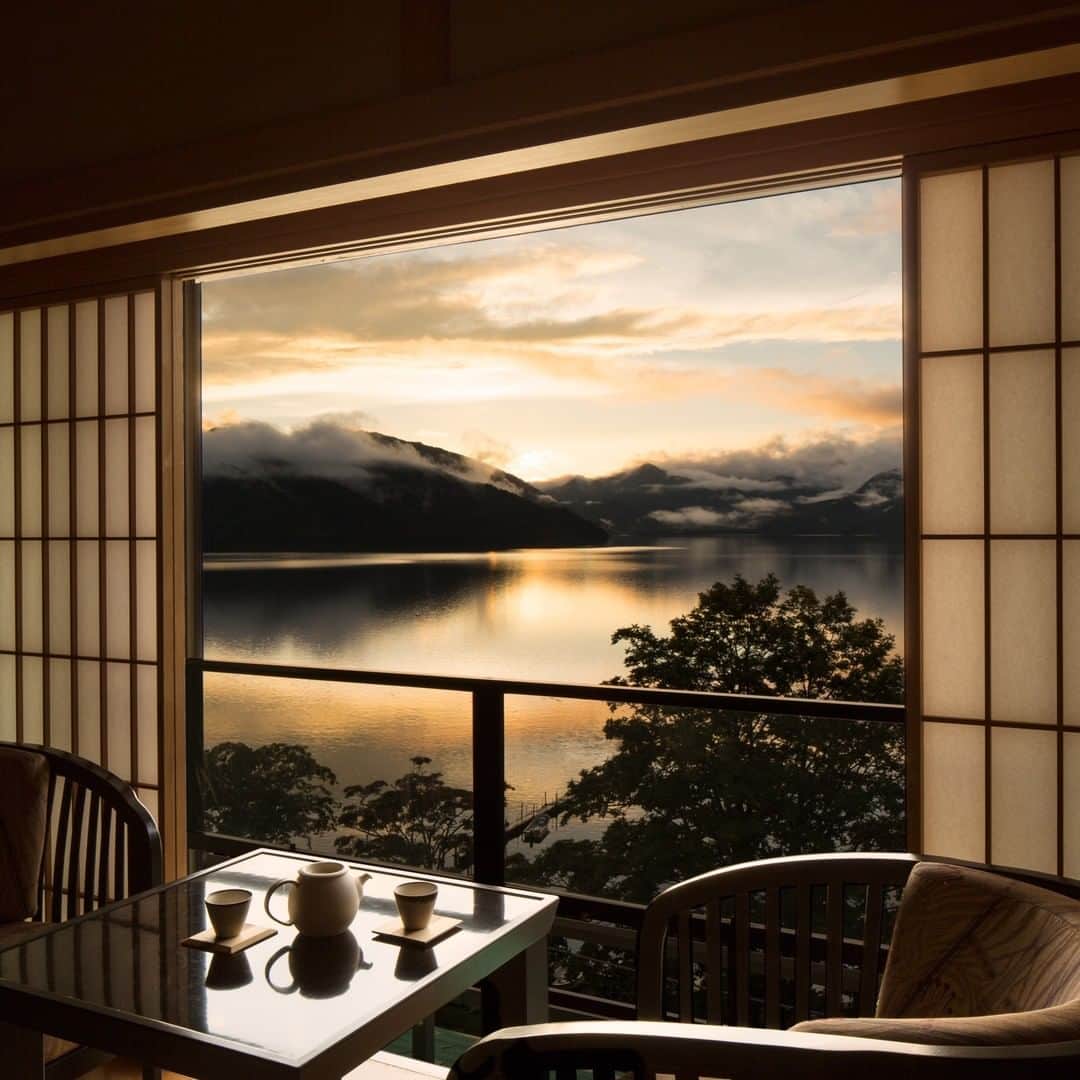 のインスタグラム：「【秋の施設紹介】 界 日光 - KAI Nikko  中禅寺湖に面した界 日光は、鹿沼組子、日光彫など栃木の伝統工芸を活かした客室やライブラリーなど、職人のこだわりを随所に感じられる宿です。日光で親しまれている湯波や日光下駄など、日光東照宮をはじめ社寺を中心として発展した独自の文化も楽しめます。  On the shores of Lake Chuzenji  ▼おすすめのポイント▼ ①中禅寺湖の湖畔に位置する、贅を尽くした和の風情ある温泉旅館 ②奥日光の絶景と大自然を体感する贅沢な滞在 ③秋仕様に表情を変えた自然を満喫する「紅葉レンタサイクル」  #HoshinoResorts #星野リゾート #Kai #界 #KaiNikko #界日光 #Tochigi #Nikko #ChuzenjiOnsen #栃木県 #日光市 #中禅寺温泉 #日光旅行 #NikkoTrip #Nikkohotel #luxuryresort #JapaneseHotels #Ryokan #Hotspring #Onsen #travelJapan #ig_Japan #JapanTravel」