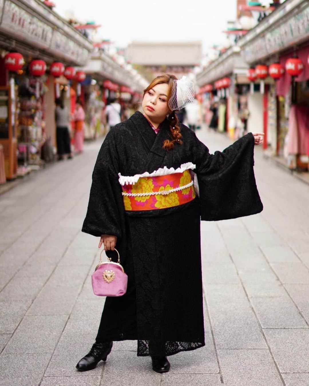 桃果愛さんのインスタグラム写真 - (桃果愛Instagram)「🤍  総レースのお着物。 和服もだいすき。  オリジナルのプラスサイズのお着物が揃う 小桃 @asakusa_komomo 🍑さんの撮影ショット。  浅草のお着物レンタルのお店だよ〜！  124cmのバストもなんのその。 ちょちょいのちょいと着付けて頂き、 全然苦しくないから食べ歩きしちゃった〜！(←※撮影中。笑)  ヘアセットも10分くらいでちょちょいって。  素晴らしい。  和服で身近にお洒落を楽しめる時代になるなんて！  ぽっちゃりさんも安心して行けるから 行ってみてね❤︎  Full lace kimono. I also like Japanese clothes.  Original plus size kimonos are available A shot taken by Komomo @asakusa_komomo 🍑.  It's a kimono rental shop in Asakusa.  Even with a 124 cm bust Easy to put on It's not painful at all, so I ate around!  (← * Shooting. Lol)😂  The hair set was completed in about 10 minutes.  Great❣️  It's time to enjoy the fashionable kimono around you!  Because chubby can go with confidence Please go ❤︎  〜自分を愛してHappyに❤︎〜 #Aimomoka  #ぽっちゃりコーデ #プラスサイズ  #着物コーディネート #着物女子  #着物レンタル #着物コーデ  #着物でお出かけ #着物女子  #浅草着物レンタル #浅草食べ歩き  #浅草観光 #kimono #plussizefashion #plussizemodel #psootd #plussizestyle #plussizestore #plussizejapan #plussizelife #curvyfashion #curvymodel #curvygirl #lovemycurves #bodypositivity」10月13日 18時07分 - ai_momoka.plussizemodel