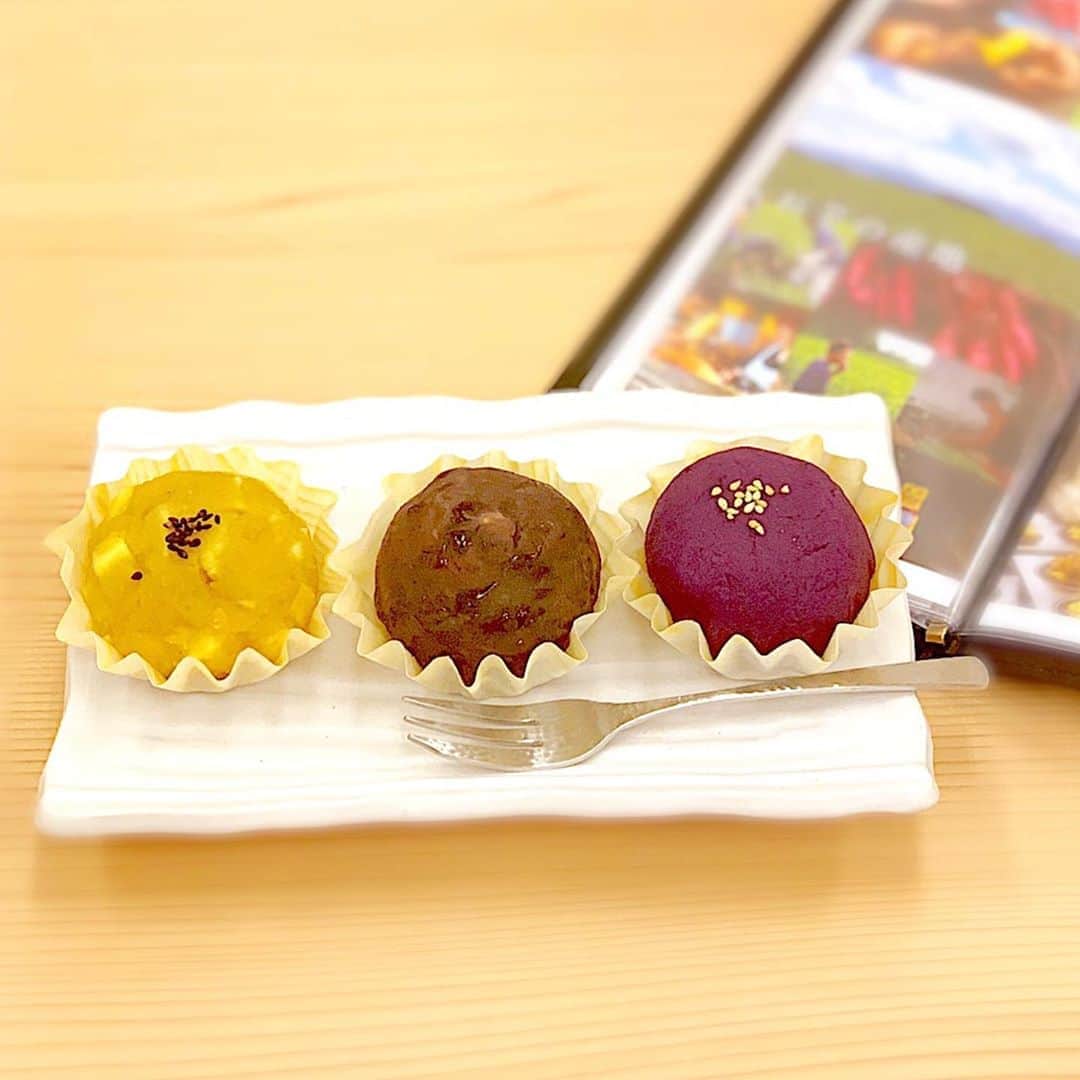 柴本愛沙さんのインスタグラム写真 - (柴本愛沙Instagram)「❤︎ きょう、10月13日さつまいもの日に 東京・築地にオープンした「高級芋菓子しみず」🍠 前日のレセプションに行ってきました🧸 @imogashi_shimizu  店内でしか味わえない贅沢「芋」パフェは、 鹿児島から直送のさつま芋を、一度焼き芋にし、 ペースト状にして使用しているとか。 カリっとした食感がうれしい金時芋棒や たっぷりのごまをまとった胡麻さつまなどが トッピングされていてグラスの底まで お芋の美味しさが詰まっています🍁  新メニューのカラフルな芋おはぎは、 安納芋と紫芋、いもあずきの3種類。 中のもち米は十穀米でプチプチ食感がくせになりそう❤︎ 大きなサツマイモがごろっと入っていて 新感覚のおはぎでした✨  そのほか、お持ち帰りできるメニューも。 和スイートポテト4種類と、芋プリン3種類、 ホクホクの焼き芋4種類をお土産にしました。  この日の芋は、#紅はるか #安納芋  #シルクスイート #さつま金時 でしたが 時期によって変わるそうです。 多い時は8種類並ぶとか！！ いろいろ食べ比べができ芋好きにはたまりません🍠  お持ち帰り用の箱や袋も素敵なので 手土産に持っていくと喜ばれそう！  築地本願寺のすぐ近くです。  #高級芋菓子しみず #焼き芋専門店 #芋スイーツ #芋パフェ #スイートポテト #焼き芋 #やきいも #パフェ #プリン #おはぎ #福島 #築地 #焼き芋食べ比べ #さつまいも #さつまいもスイーツ #あいさスイーツ #手土産にオススメ #秋スイーツ #銀座 #築地 #築地カフェ #銀座カフェ #カフェ巡り#カフェめぐり#sweets #reception」10月13日 18時09分 - aisa_shibamoto