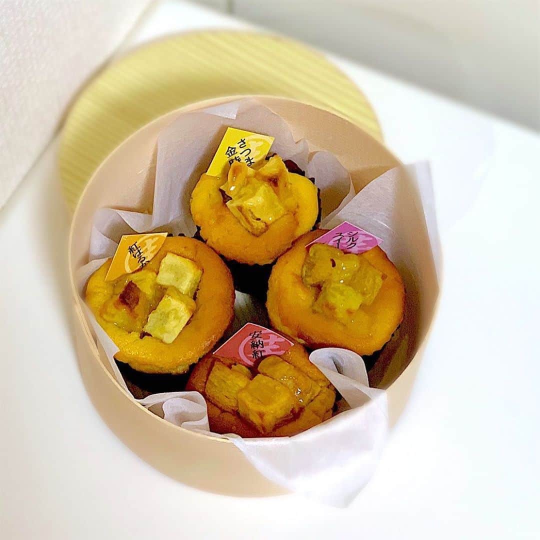 柴本愛沙さんのインスタグラム写真 - (柴本愛沙Instagram)「❤︎ きょう、10月13日さつまいもの日に 東京・築地にオープンした「高級芋菓子しみず」🍠 前日のレセプションに行ってきました🧸 @imogashi_shimizu  店内でしか味わえない贅沢「芋」パフェは、 鹿児島から直送のさつま芋を、一度焼き芋にし、 ペースト状にして使用しているとか。 カリっとした食感がうれしい金時芋棒や たっぷりのごまをまとった胡麻さつまなどが トッピングされていてグラスの底まで お芋の美味しさが詰まっています🍁  新メニューのカラフルな芋おはぎは、 安納芋と紫芋、いもあずきの3種類。 中のもち米は十穀米でプチプチ食感がくせになりそう❤︎ 大きなサツマイモがごろっと入っていて 新感覚のおはぎでした✨  そのほか、お持ち帰りできるメニューも。 和スイートポテト4種類と、芋プリン3種類、 ホクホクの焼き芋4種類をお土産にしました。  この日の芋は、#紅はるか #安納芋  #シルクスイート #さつま金時 でしたが 時期によって変わるそうです。 多い時は8種類並ぶとか！！ いろいろ食べ比べができ芋好きにはたまりません🍠  お持ち帰り用の箱や袋も素敵なので 手土産に持っていくと喜ばれそう！  築地本願寺のすぐ近くです。  #高級芋菓子しみず #焼き芋専門店 #芋スイーツ #芋パフェ #スイートポテト #焼き芋 #やきいも #パフェ #プリン #おはぎ #福島 #築地 #焼き芋食べ比べ #さつまいも #さつまいもスイーツ #あいさスイーツ #手土産にオススメ #秋スイーツ #銀座 #築地 #築地カフェ #銀座カフェ #カフェ巡り#カフェめぐり#sweets #reception」10月13日 18時09分 - aisa_shibamoto